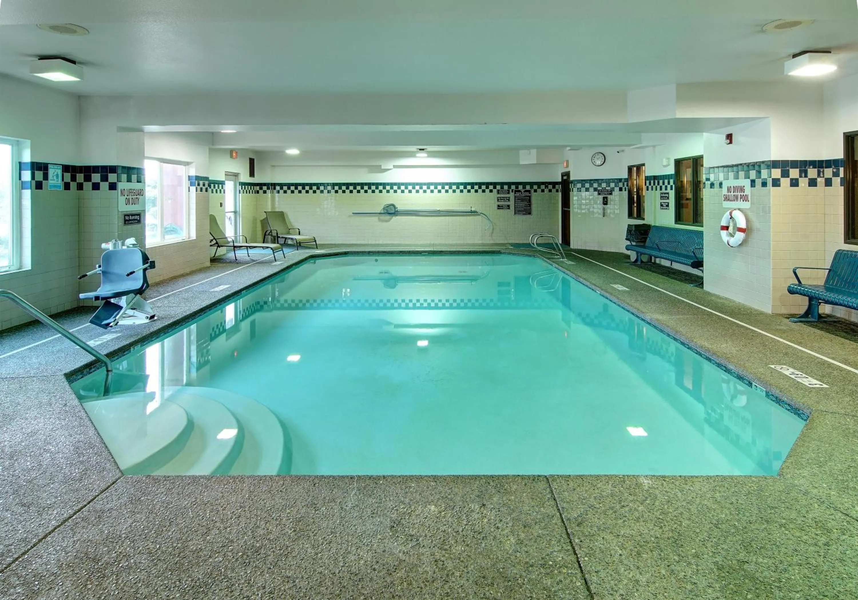 Swimming pool in Phoenix Inn Suites Albany