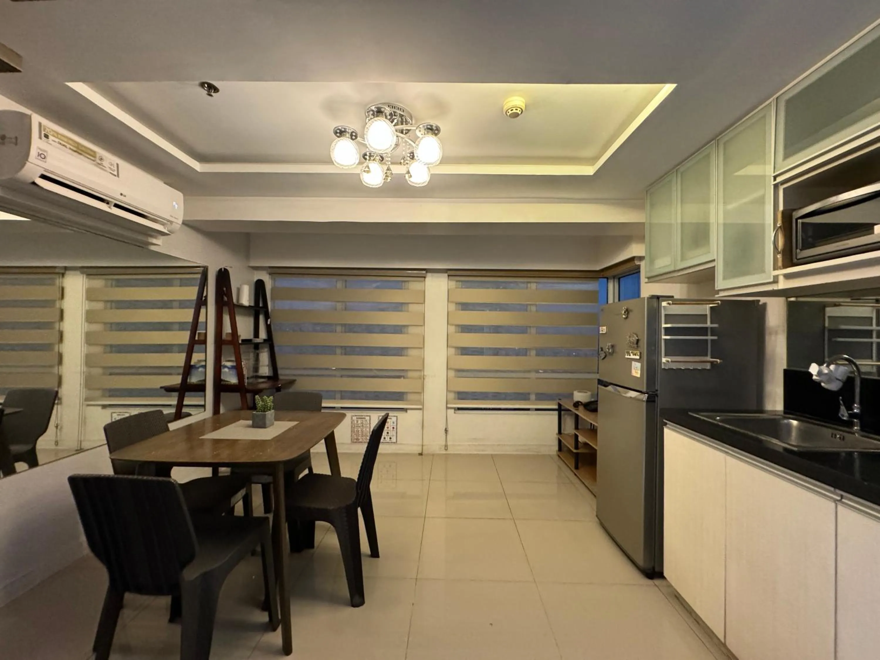 Cozi Modern Loft Suite near high street BGC wifi pool
