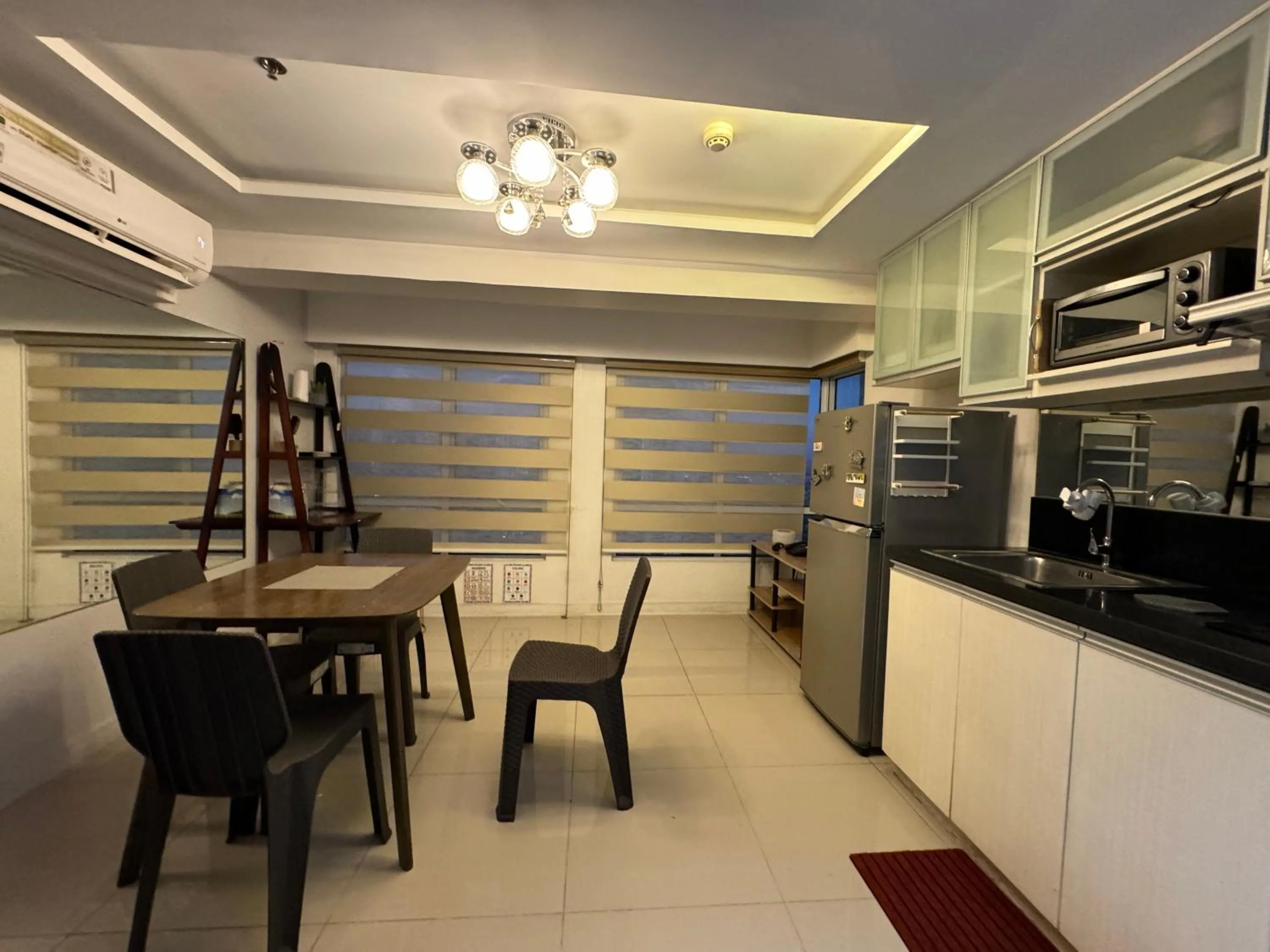 Cozi Modern Loft Suite near high street BGC wifi pool