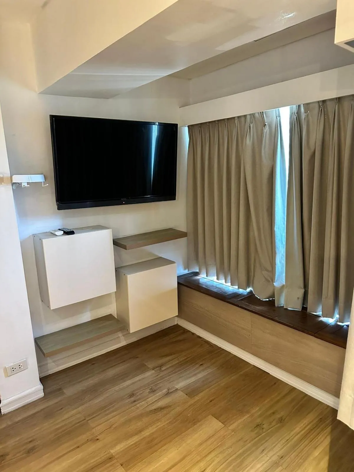 Cozi Modern Loft Suite near high street BGC wifi pool