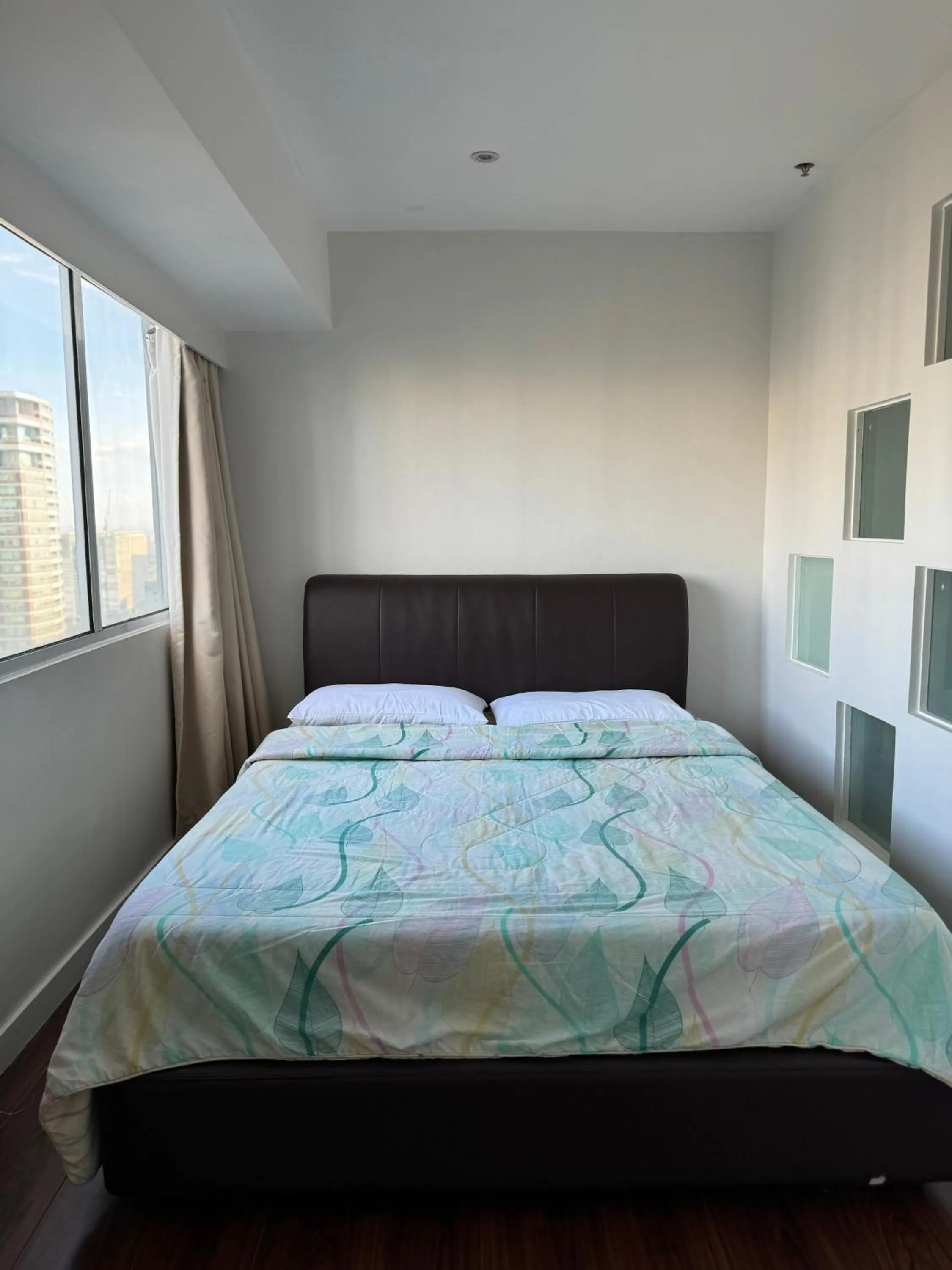 Bed in Cozi Modern Loft Suite near high street BGC wifi pool