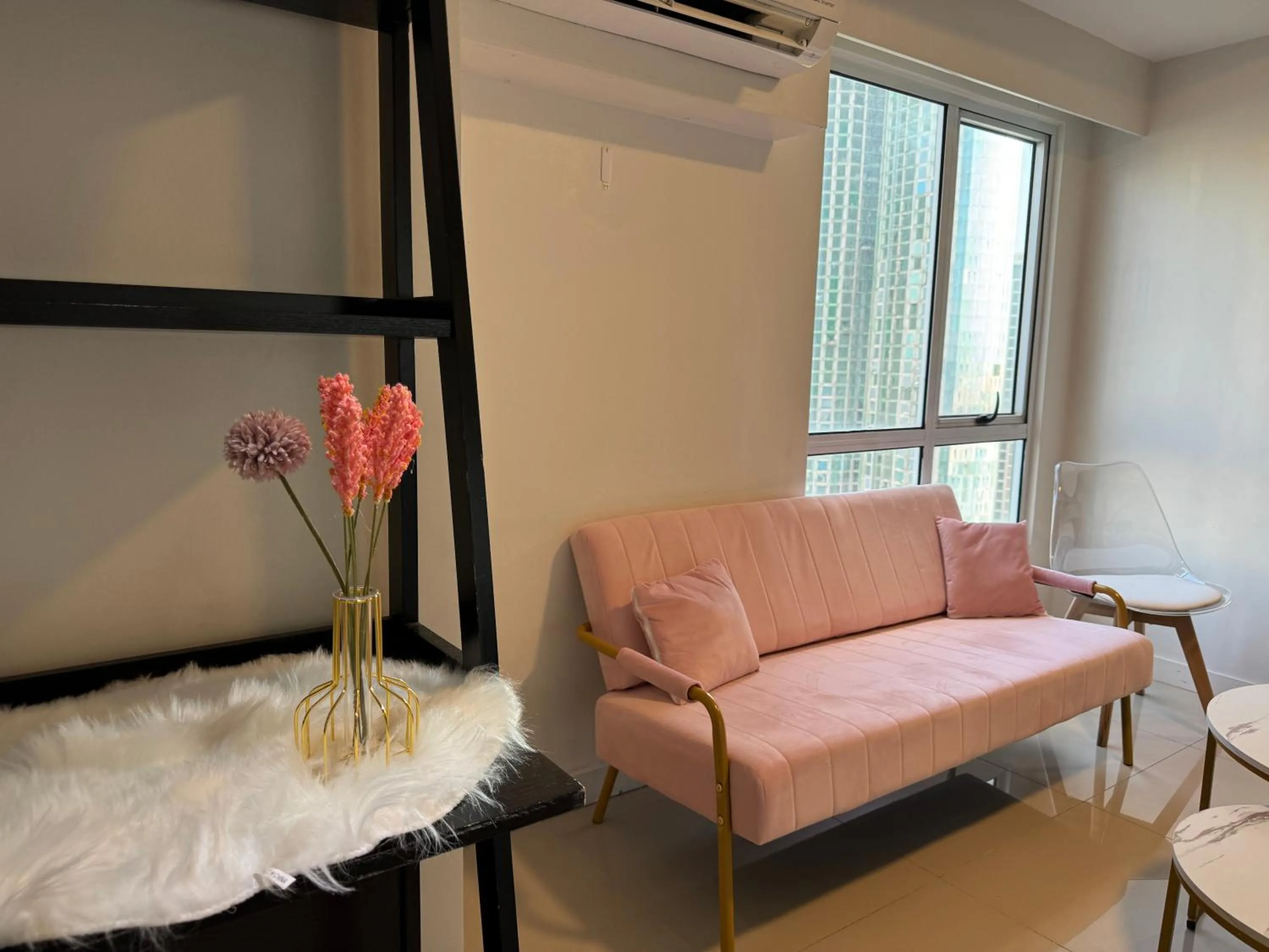 Cozi Modern Loft Suite near high street BGC wifi pool