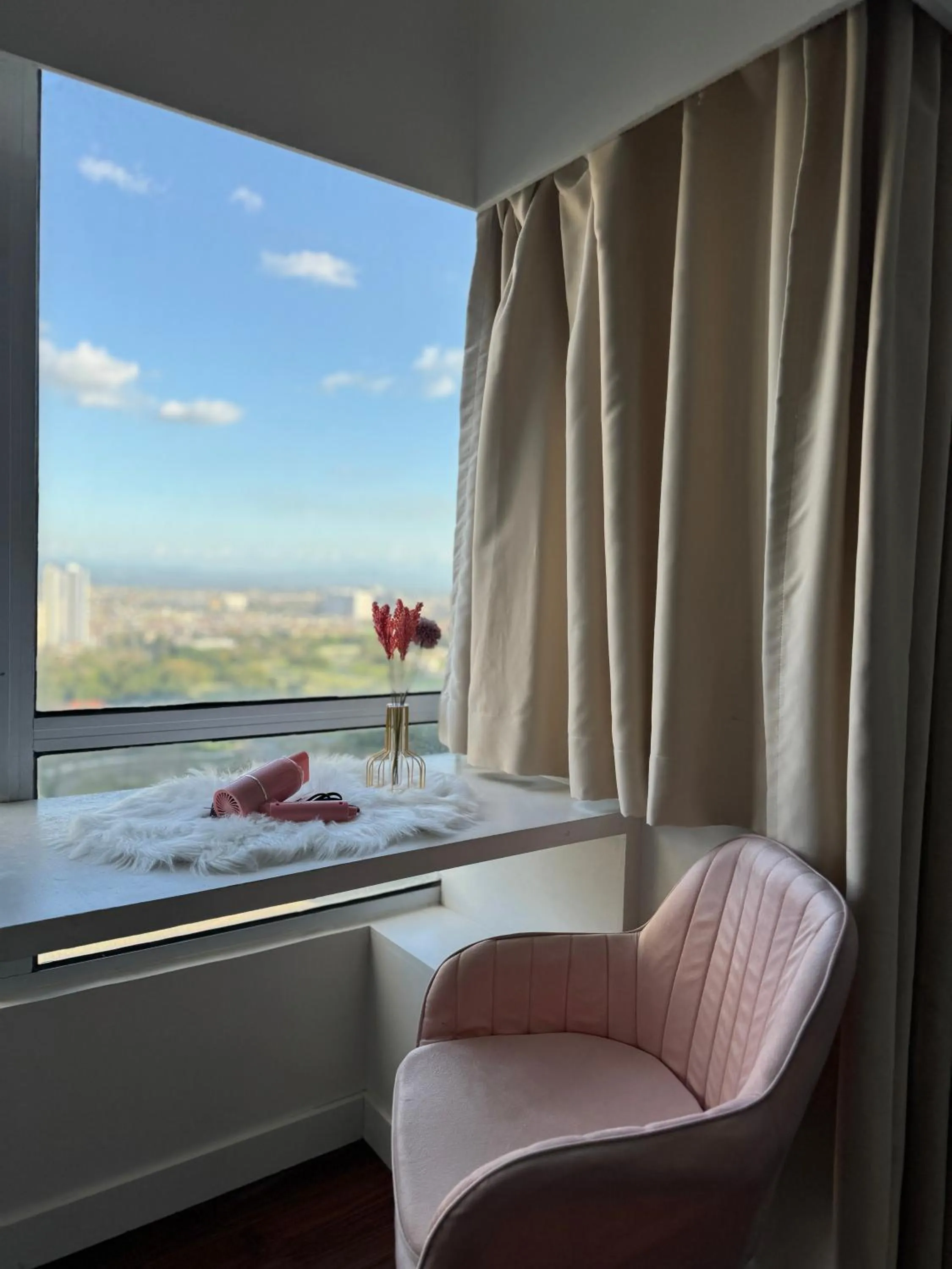 Cozi Modern Loft Suite near high street BGC wifi pool