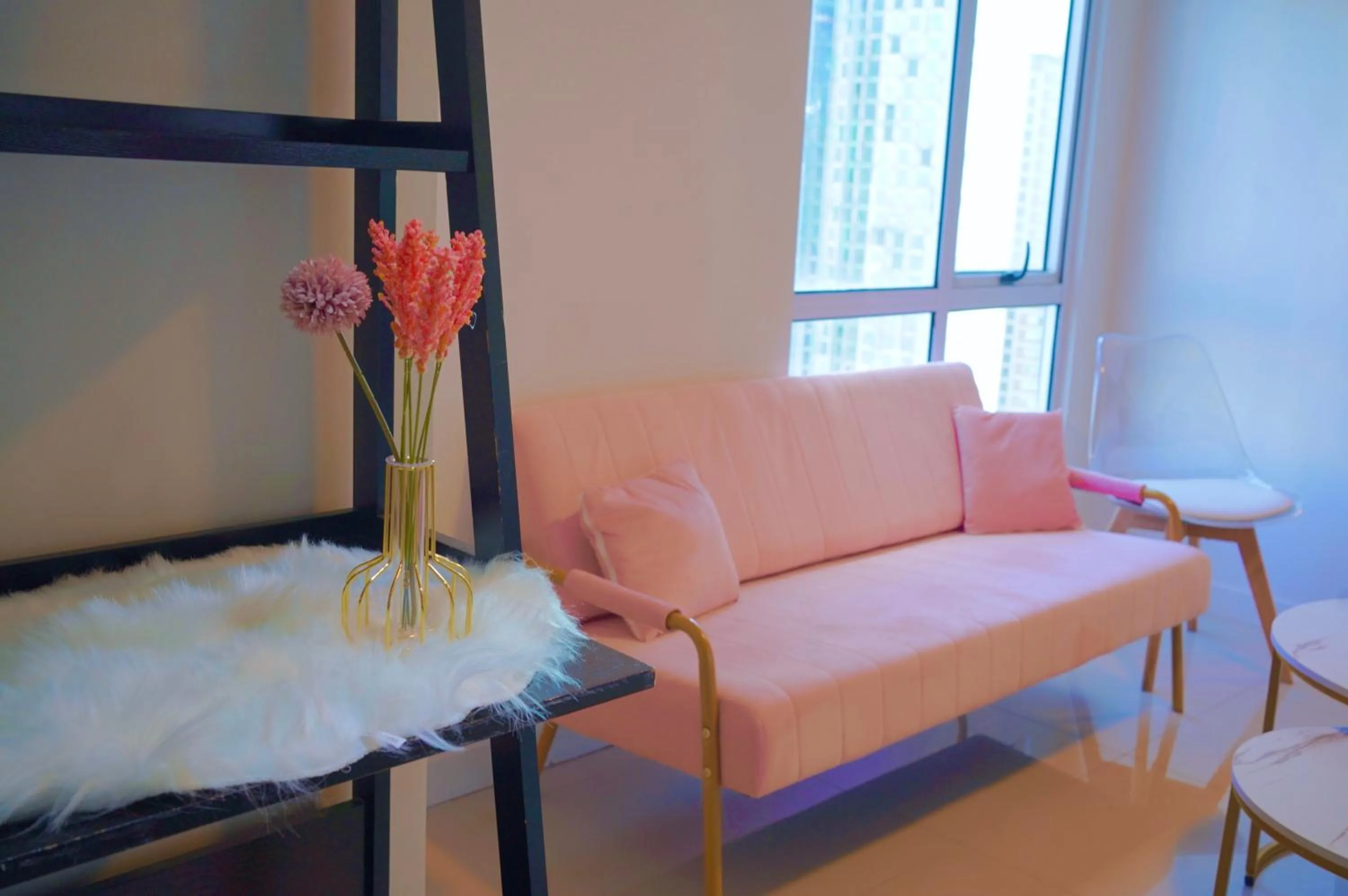 Cozi Modern Loft Suite near high street BGC wifi pool