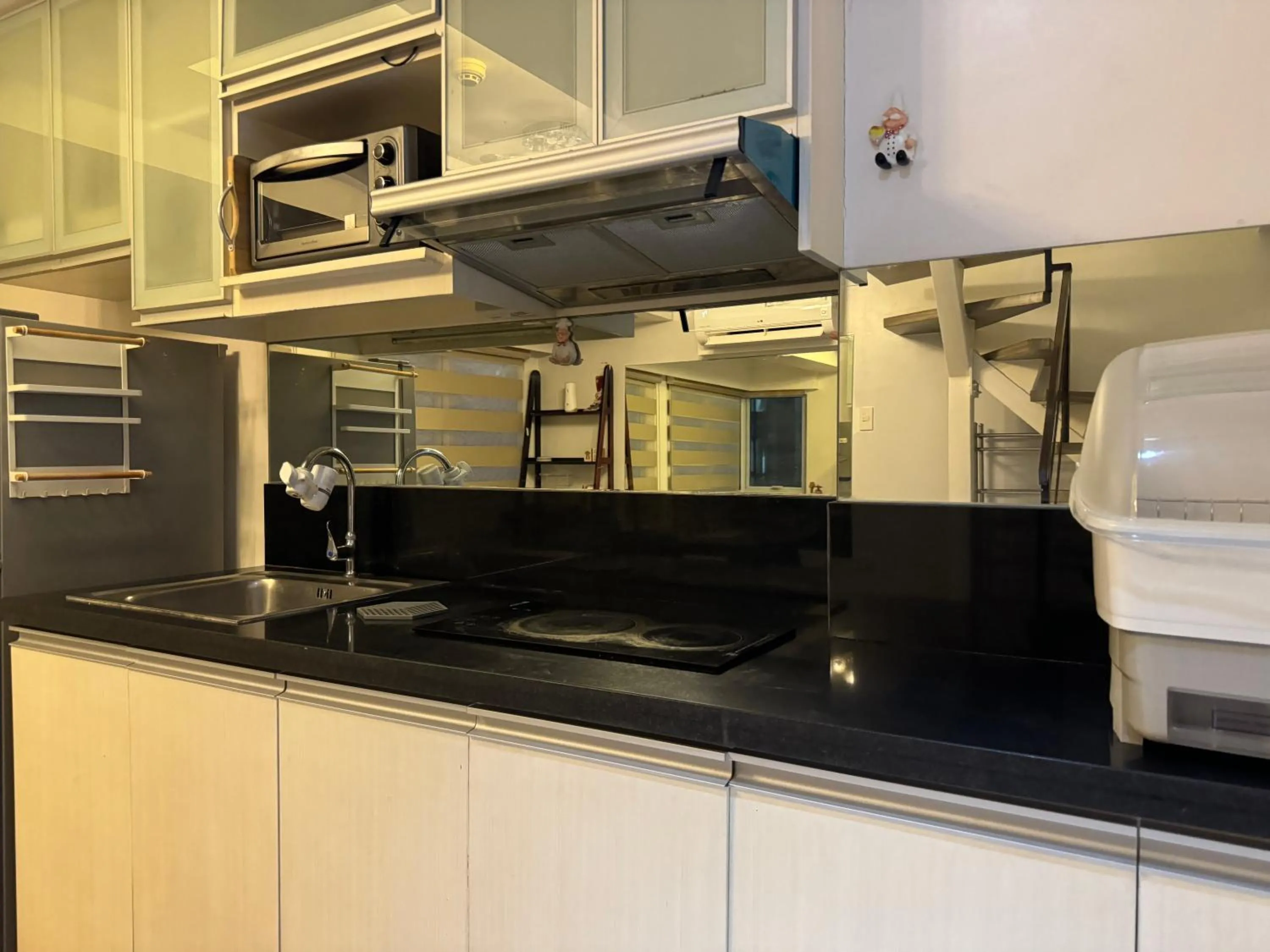Cozi Modern Loft Suite near high street BGC wifi pool