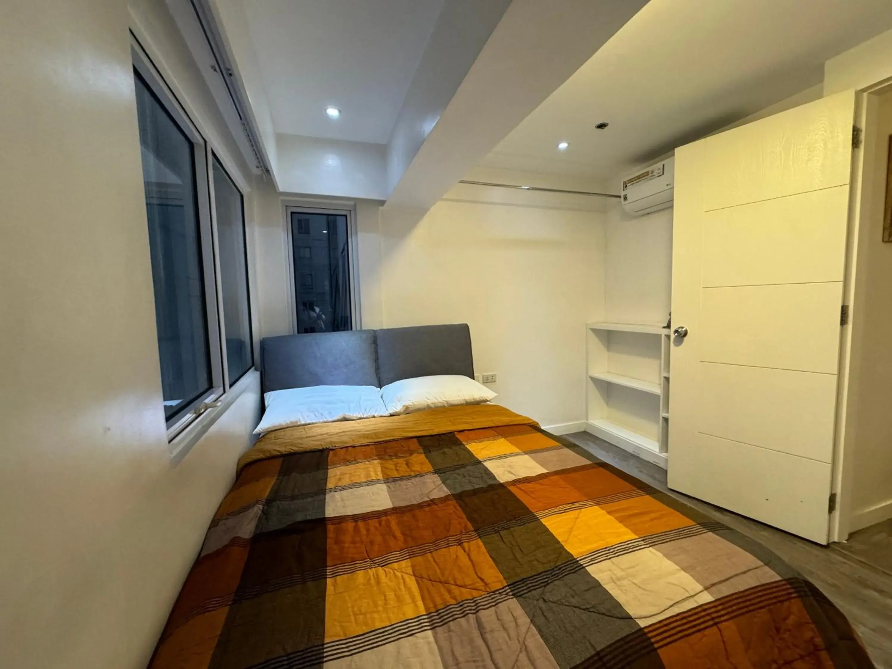 Two-Bedroom Apartment with City View in Cozi Modern Loft Suite near high street BGC wifi pool Two-Bedroom Apartment with City View in Cozi Modern Loft Suite near high street BGC wifi pool