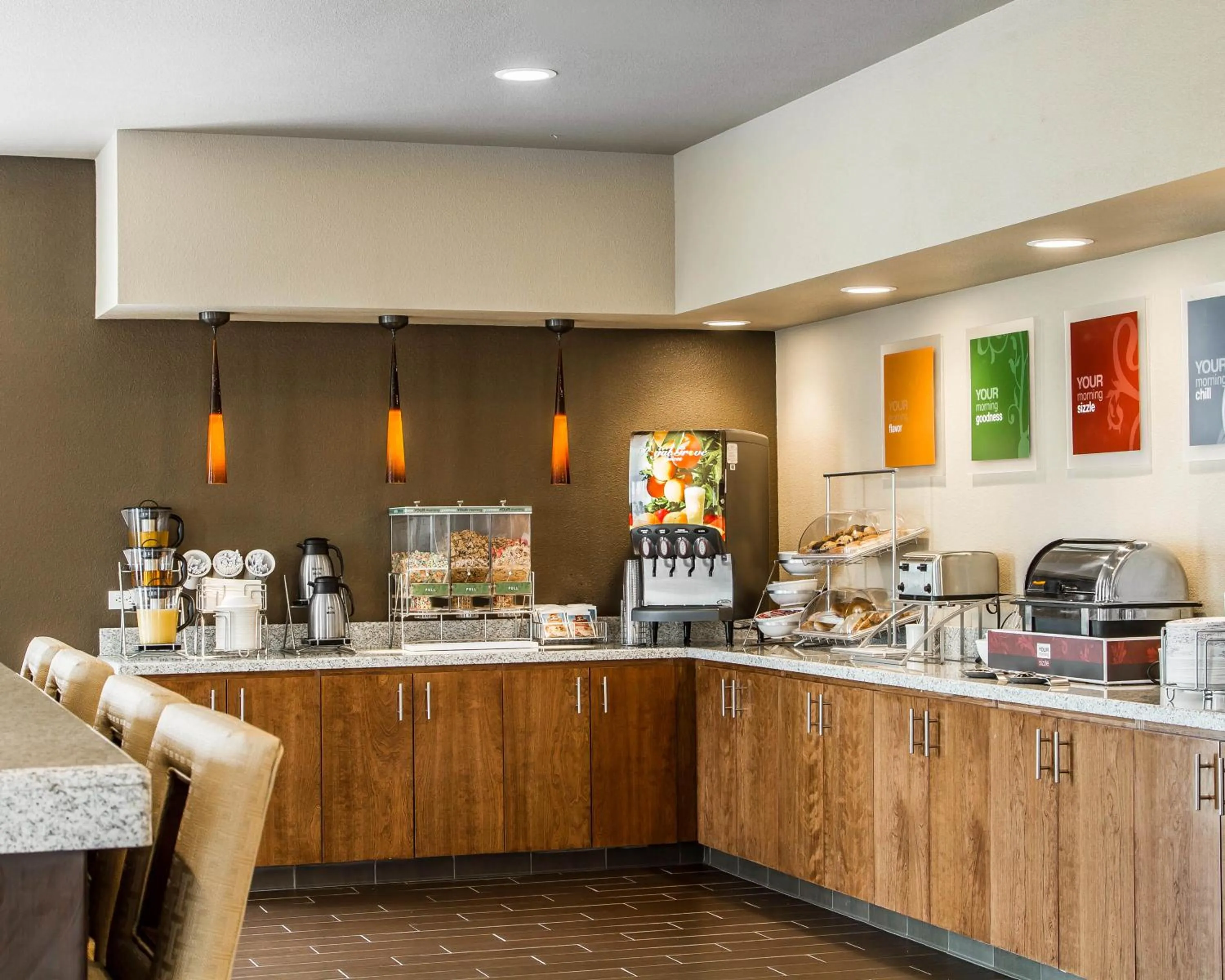 Dining area in Comfort Suites Woodland - Sacramento Airport