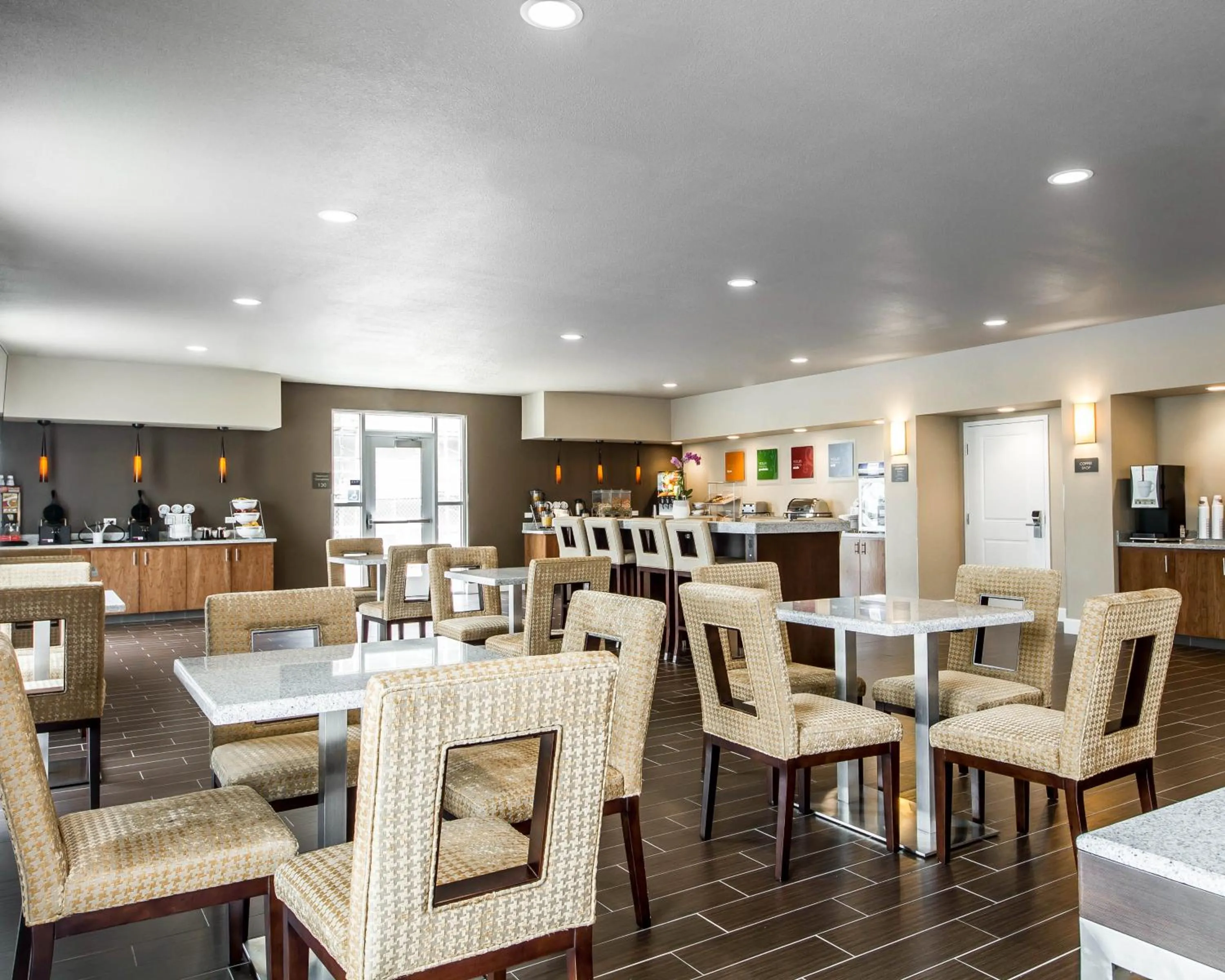 Dining area in Comfort Suites Woodland - Sacramento Airport