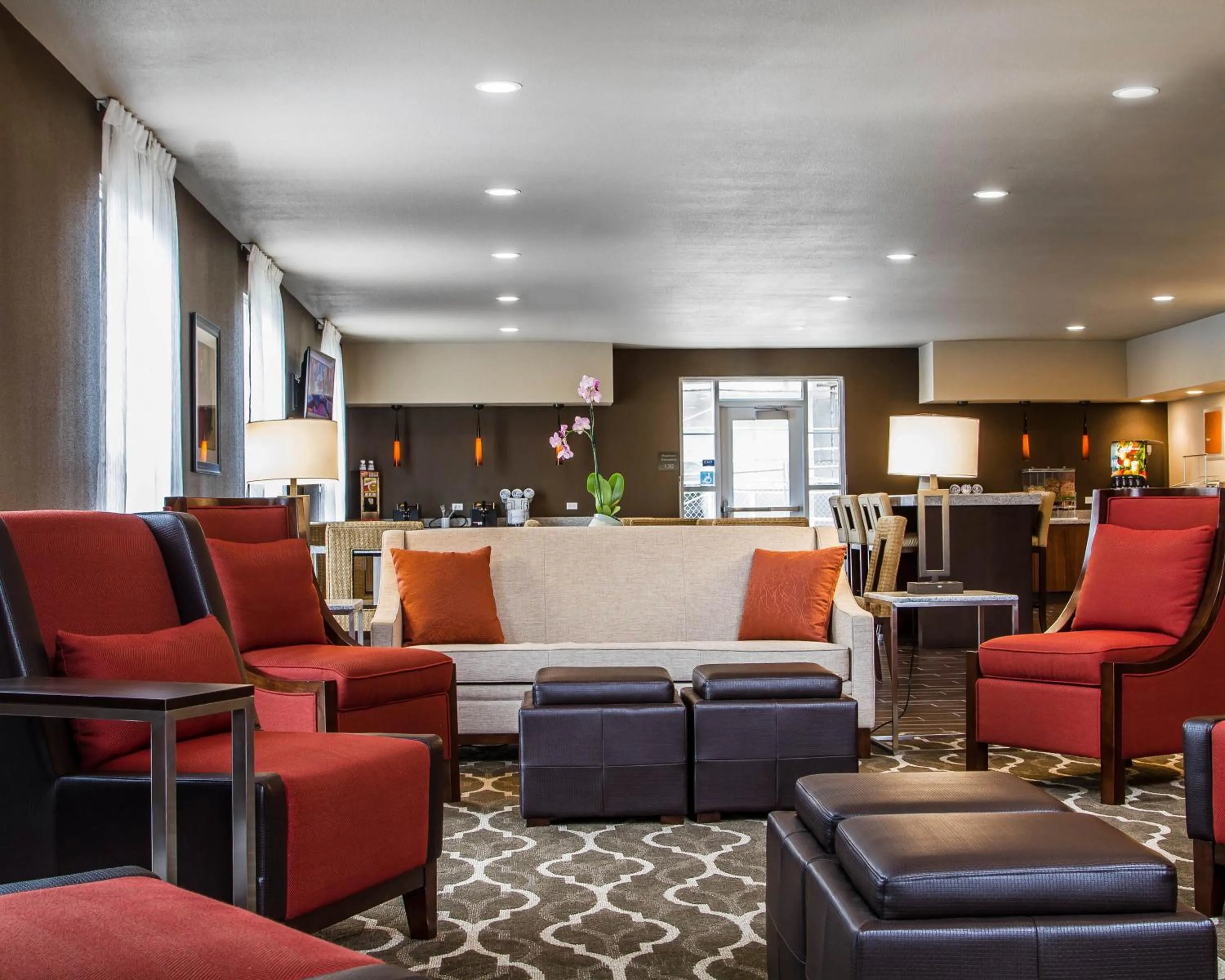 Communal lounge/ TV room in Comfort Suites Woodland - Sacramento Airport