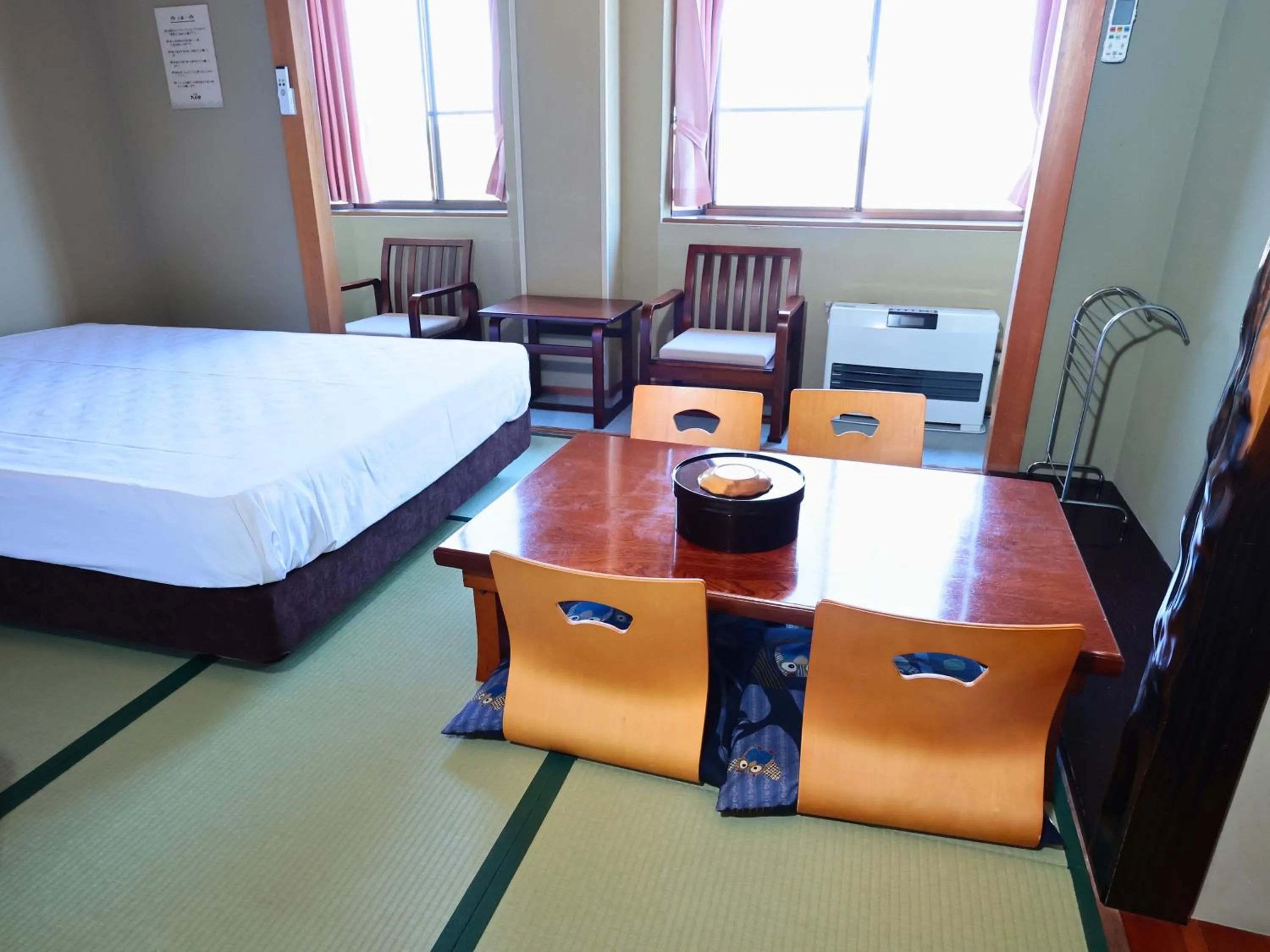 Photo of the whole room, Bed in Oyado Hachibei