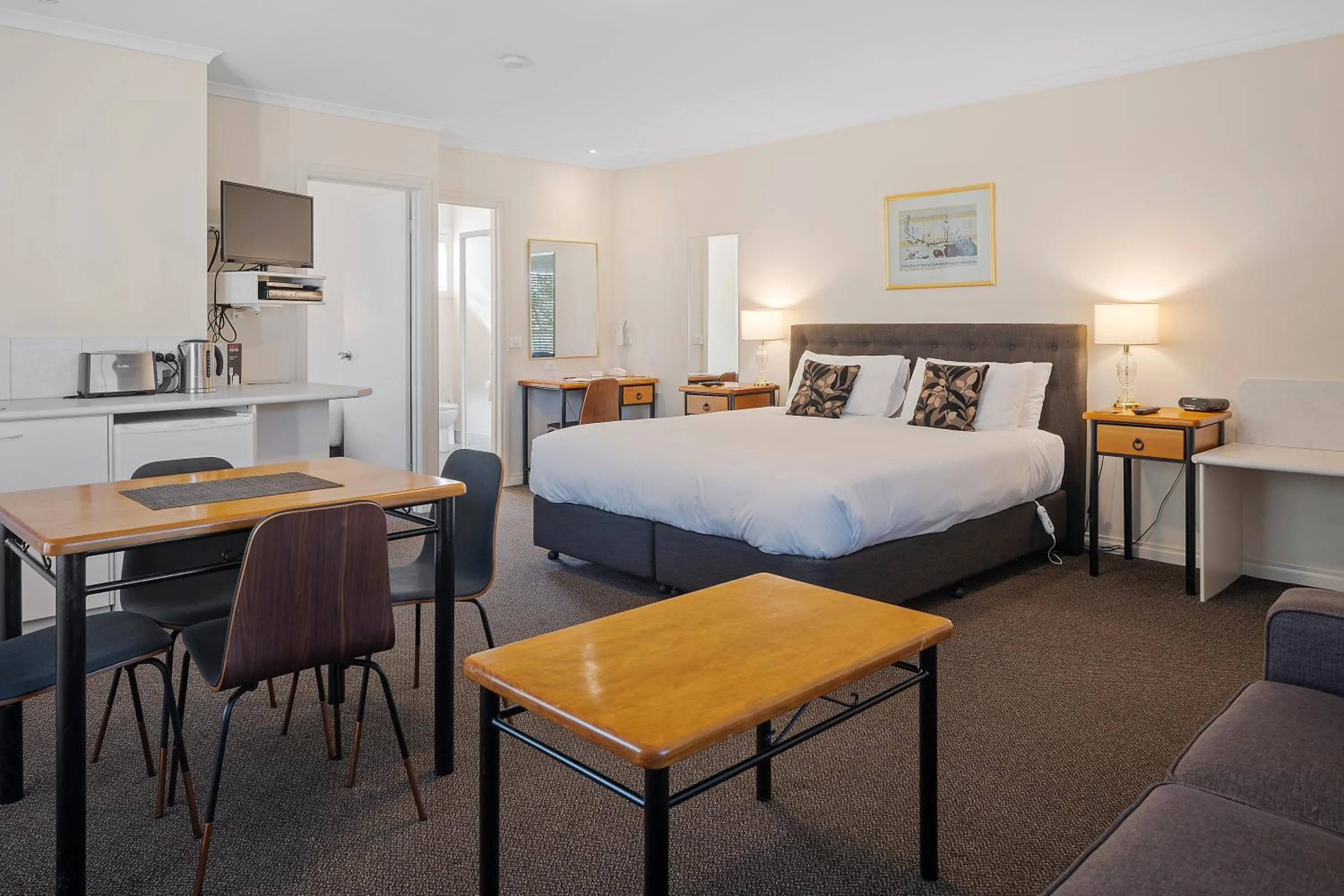 Living room, Bed in Yarra Gables