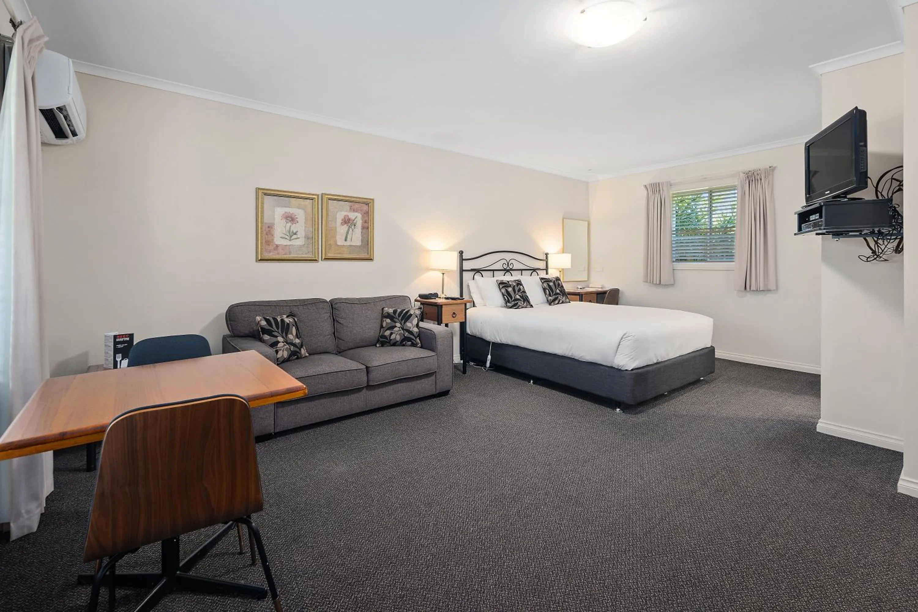 Bedroom, Bed in Yarra Gables