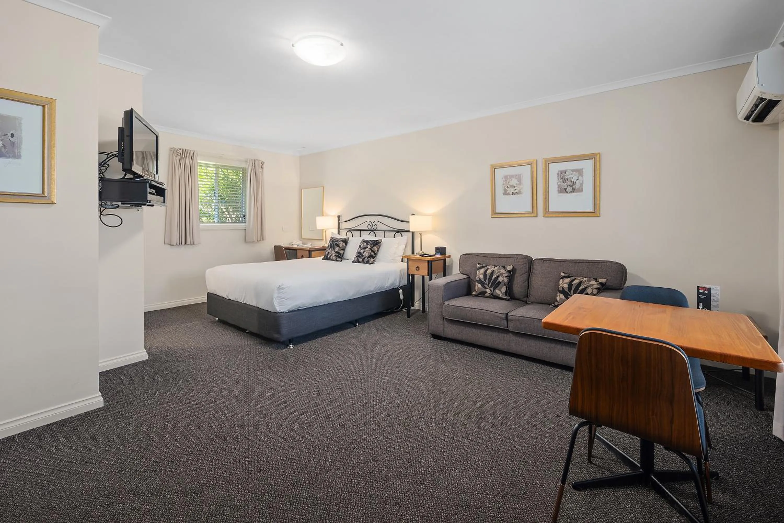 Bedroom, Bed in Yarra Gables