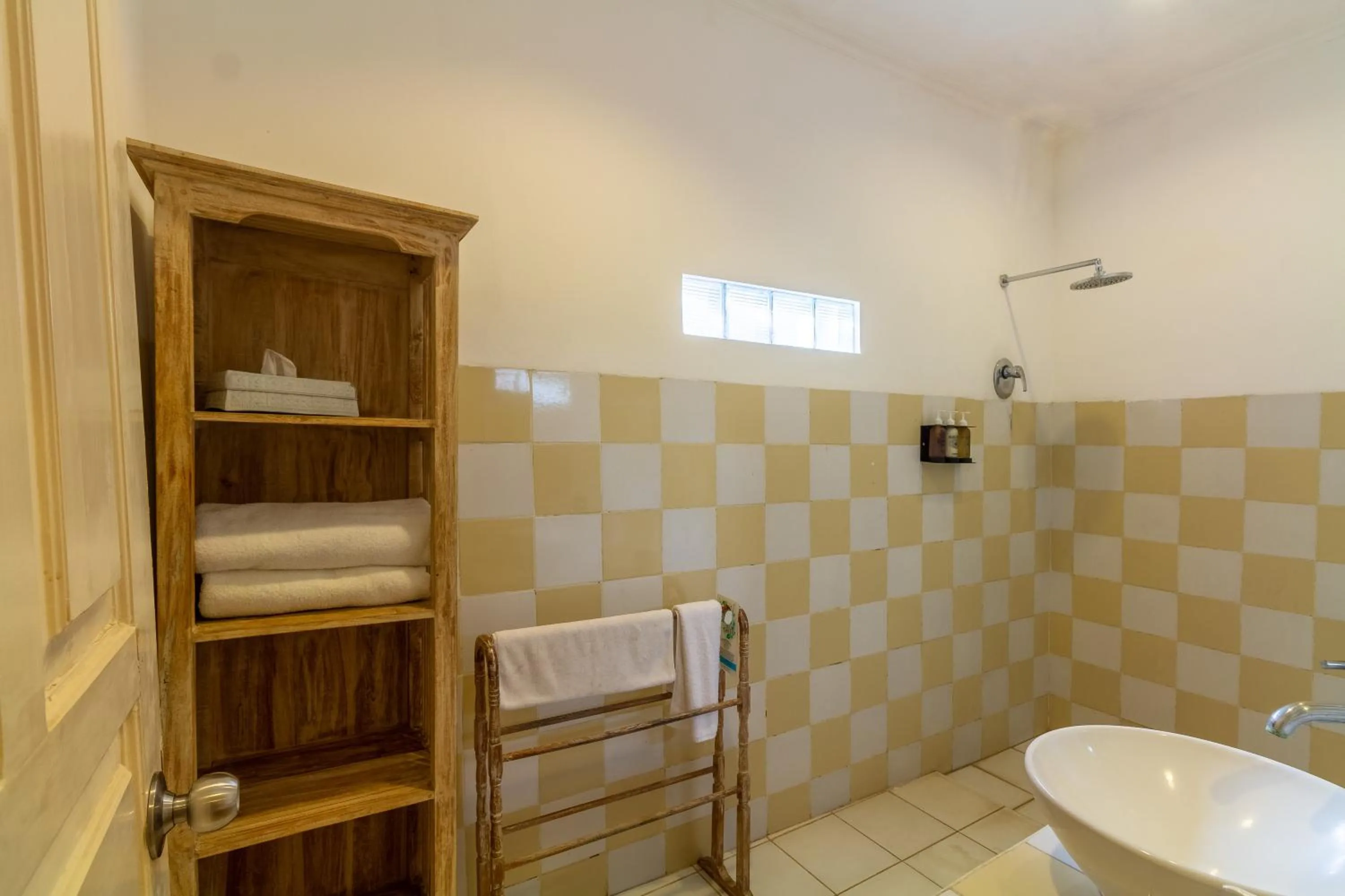 Scallywags Mango Retreat