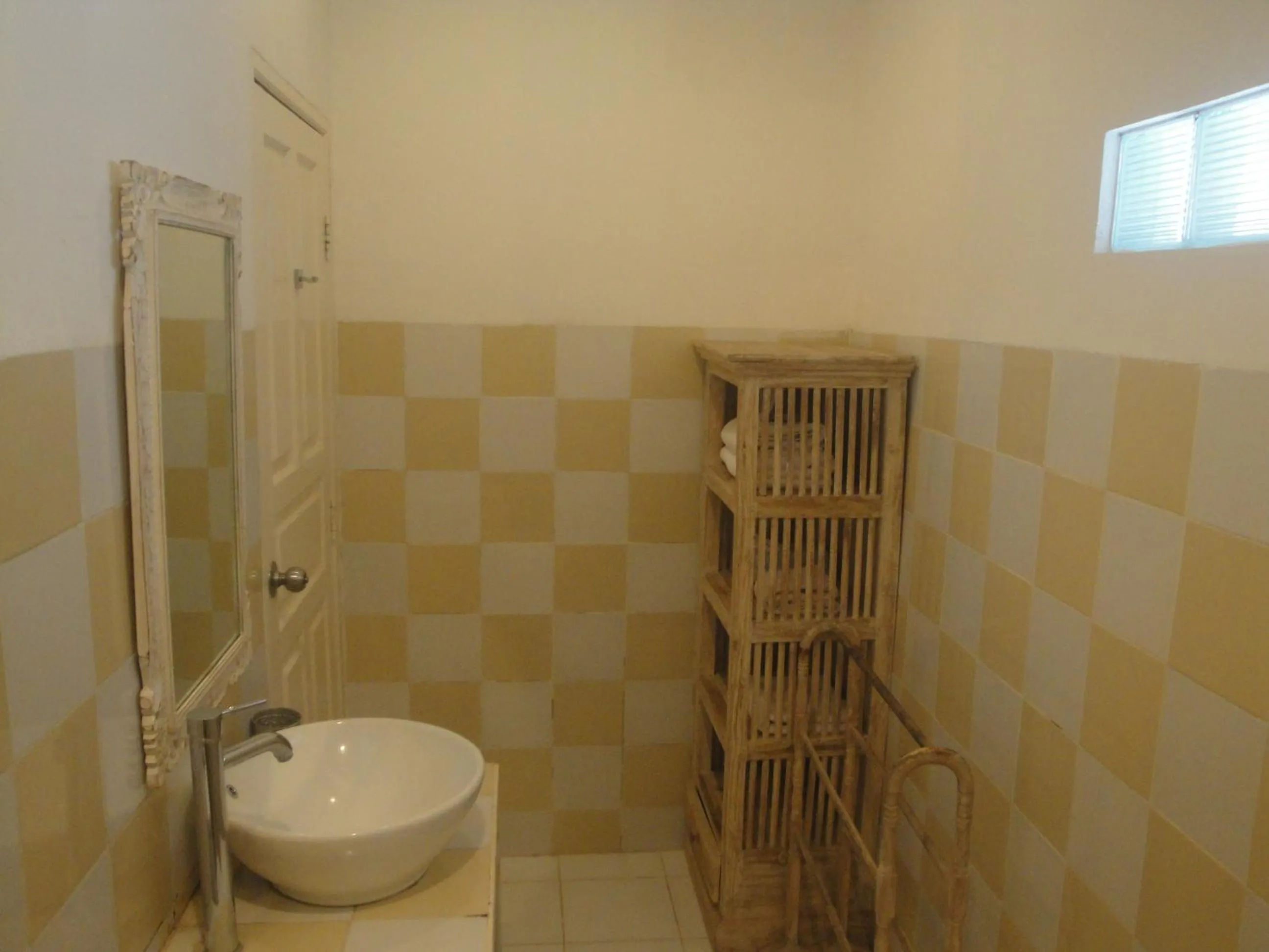 Shower in Scallywags Mango Retreat