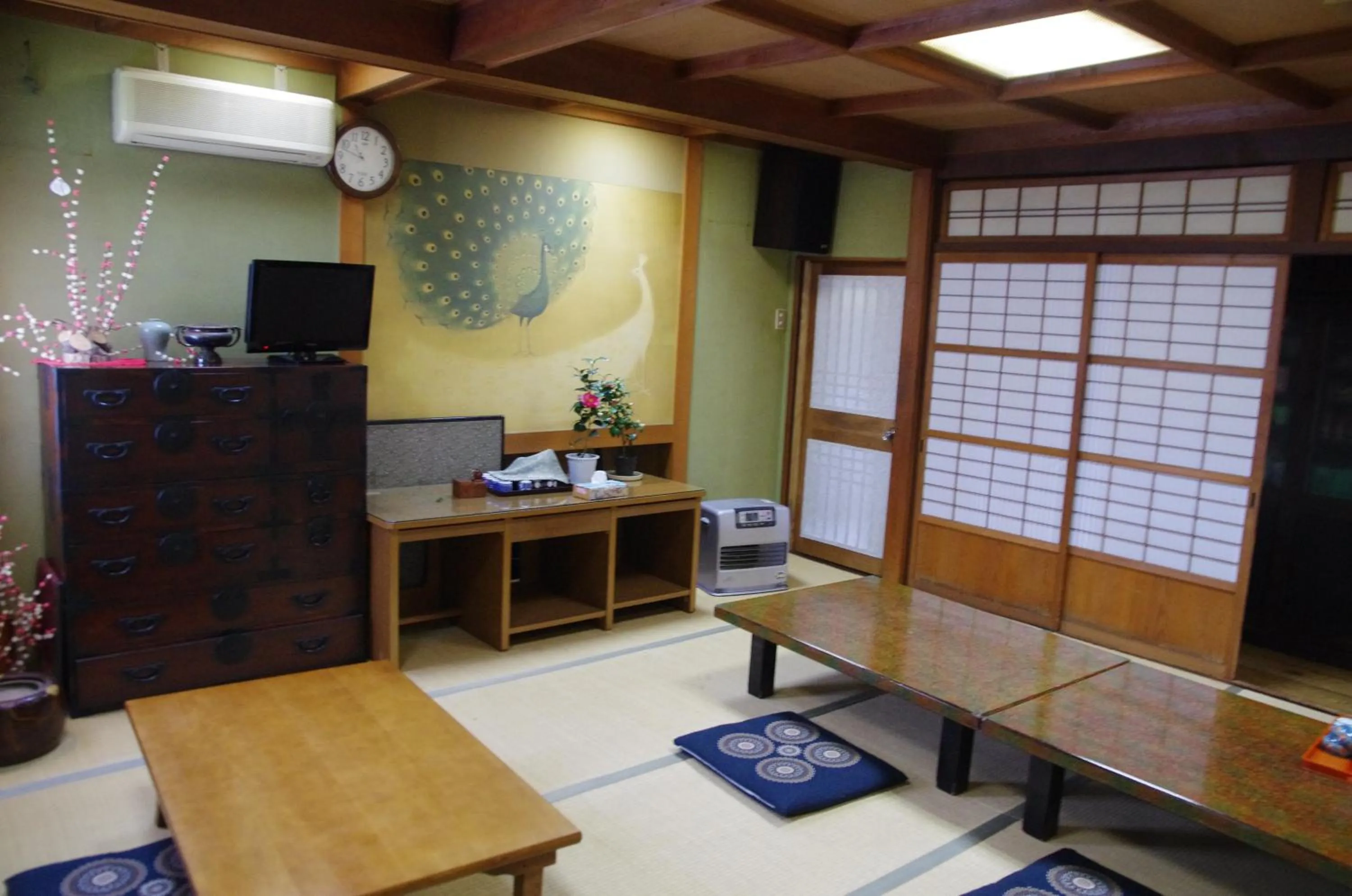 Photo of the whole room in Ryokan Takayama