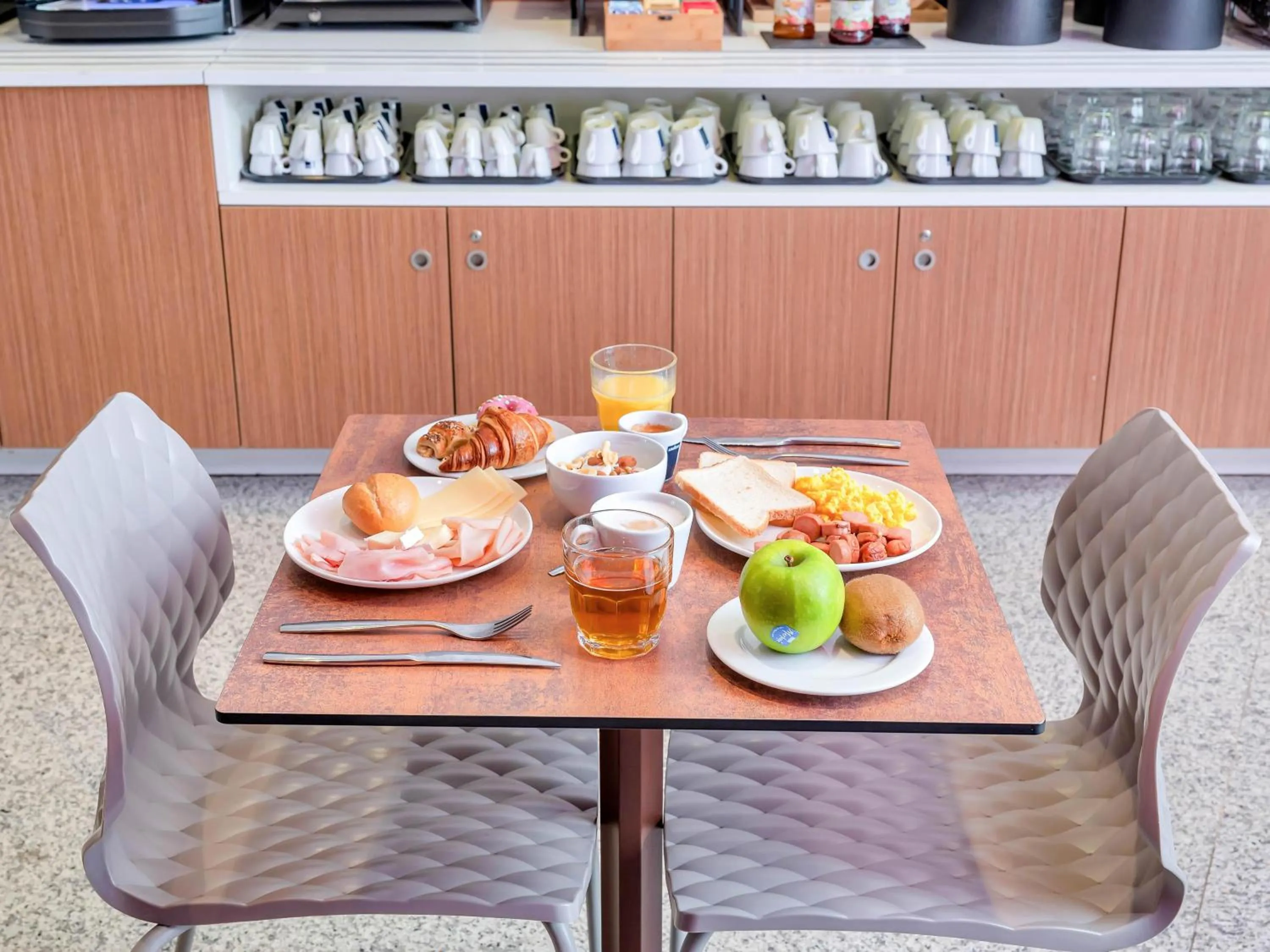 Restaurant/places to eat in B&B Hotel Milano San Siro