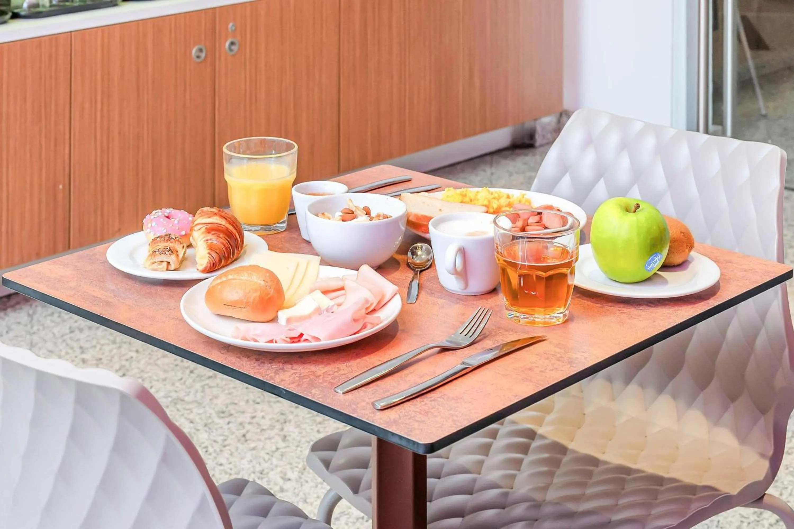 Restaurant/places to eat in B&B Hotel Milano San Siro