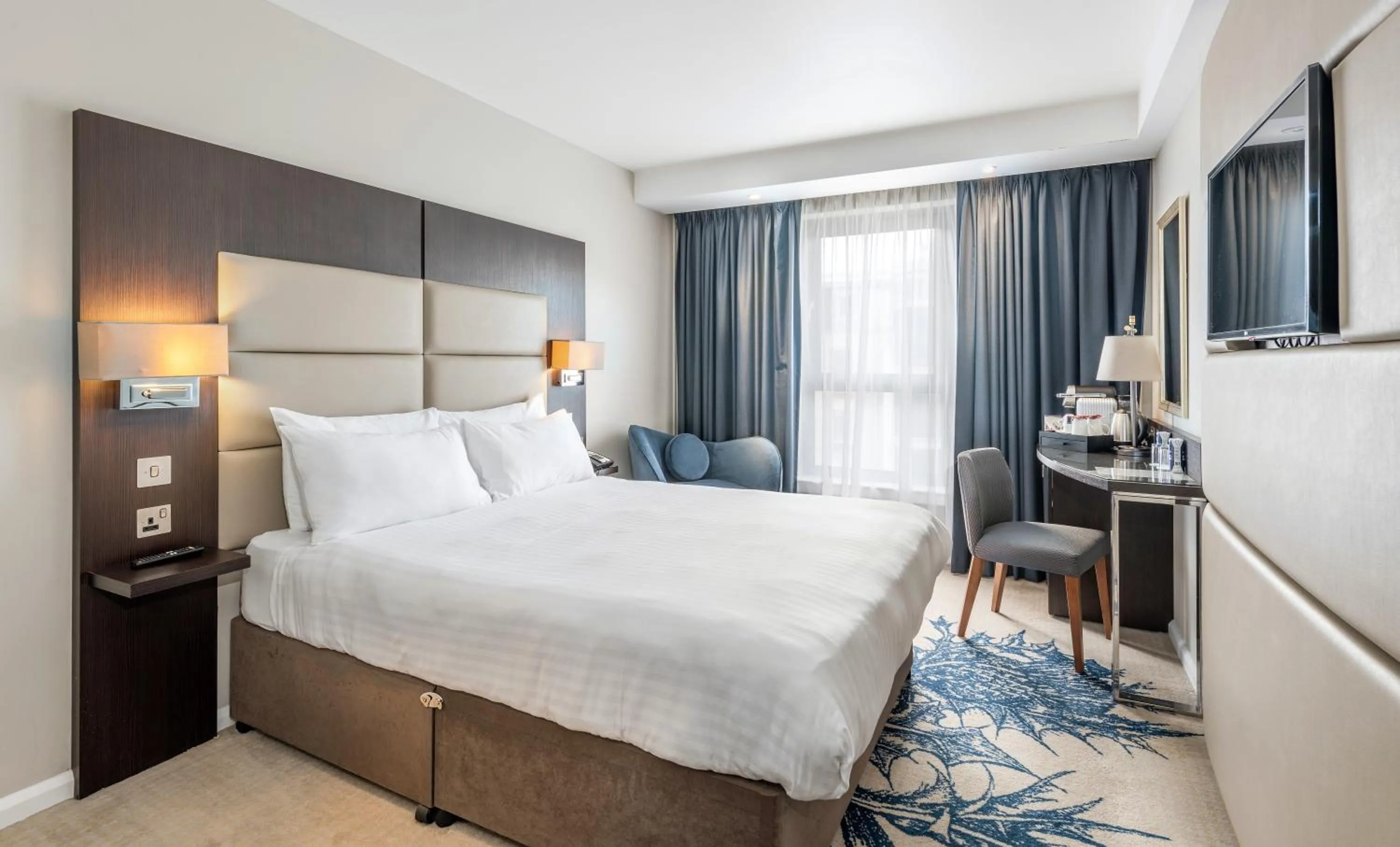 Bed in Mercure Edinburgh Haymarket