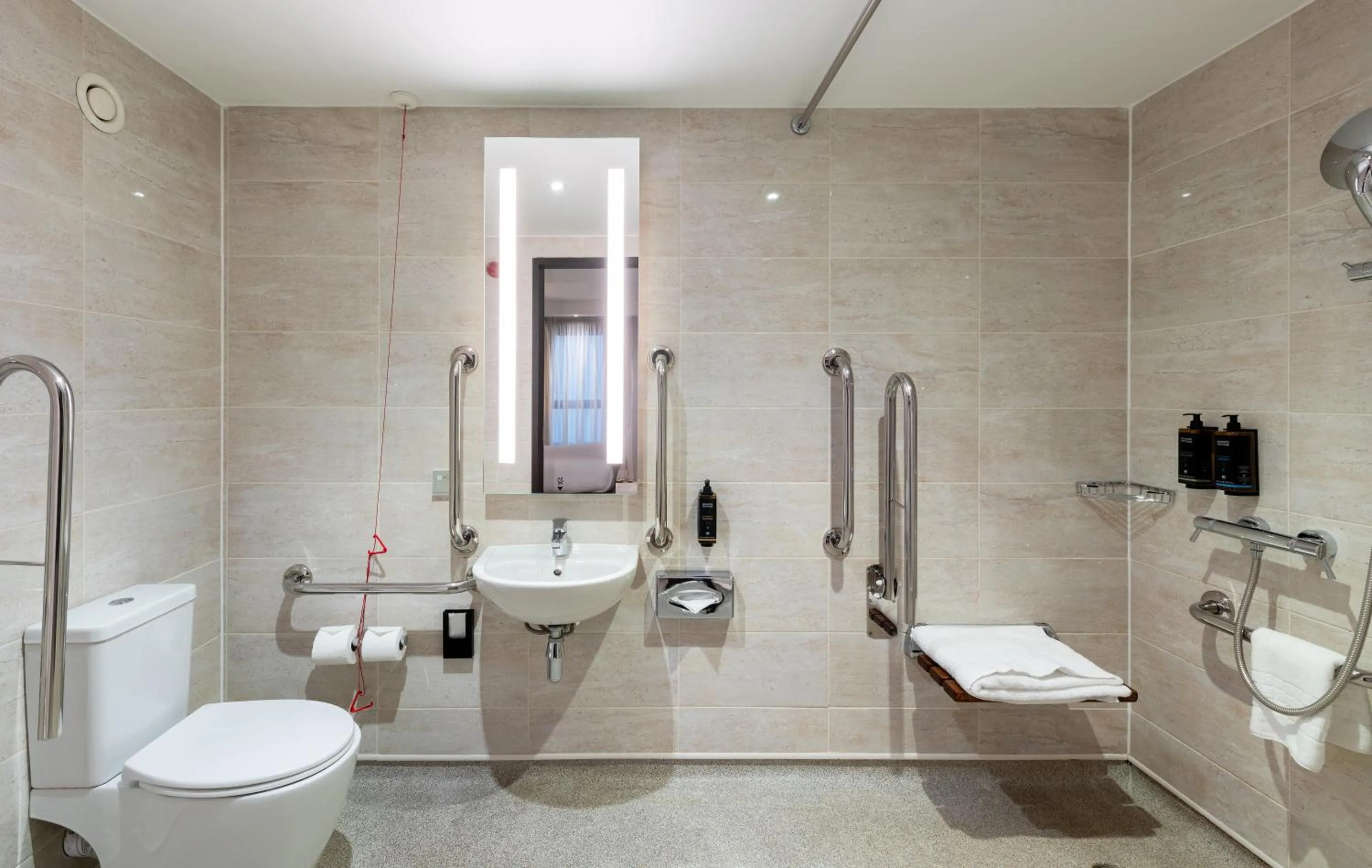 Toilet in Mercure Edinburgh Haymarket