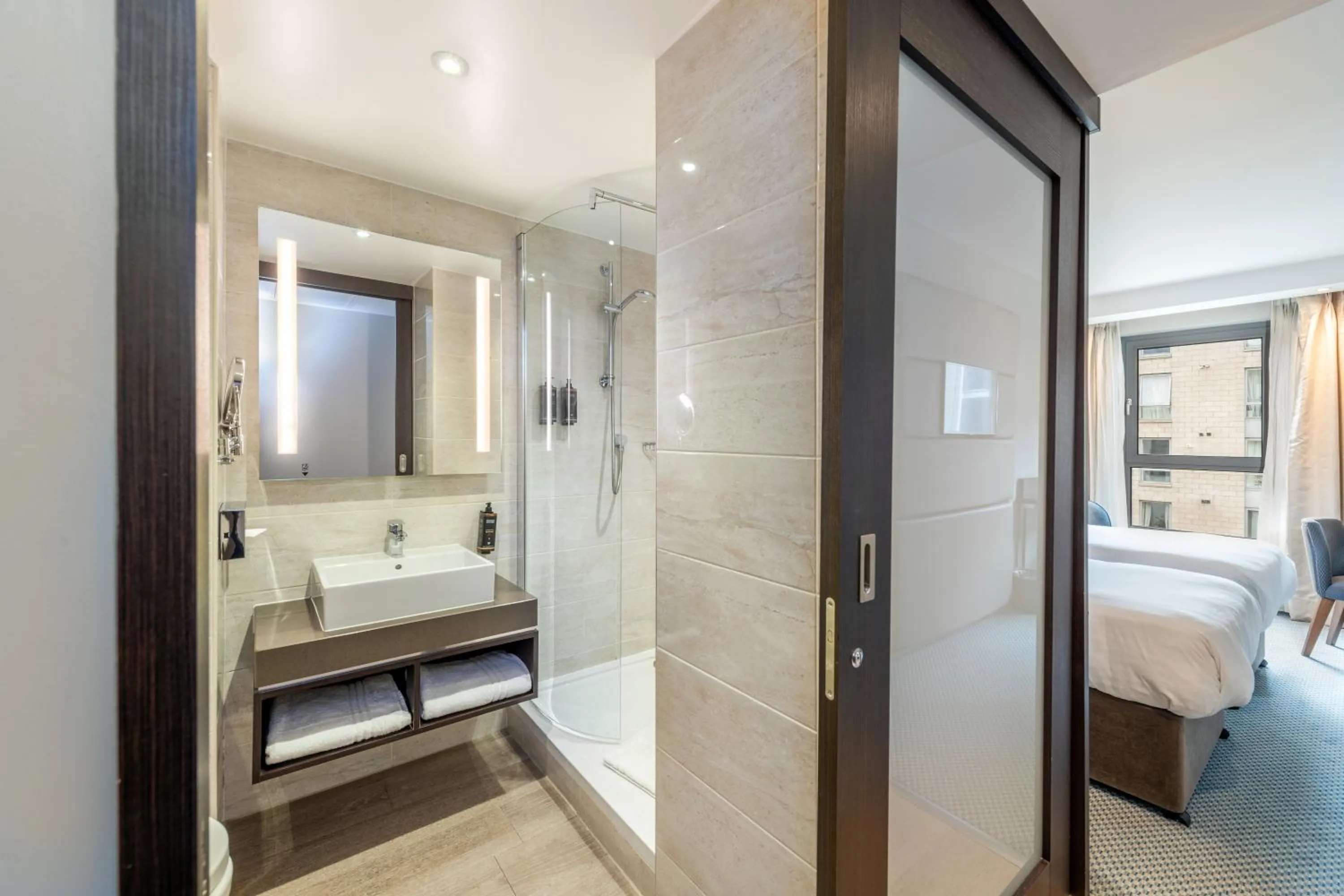 Shower, Bed in Mercure Edinburgh Haymarket