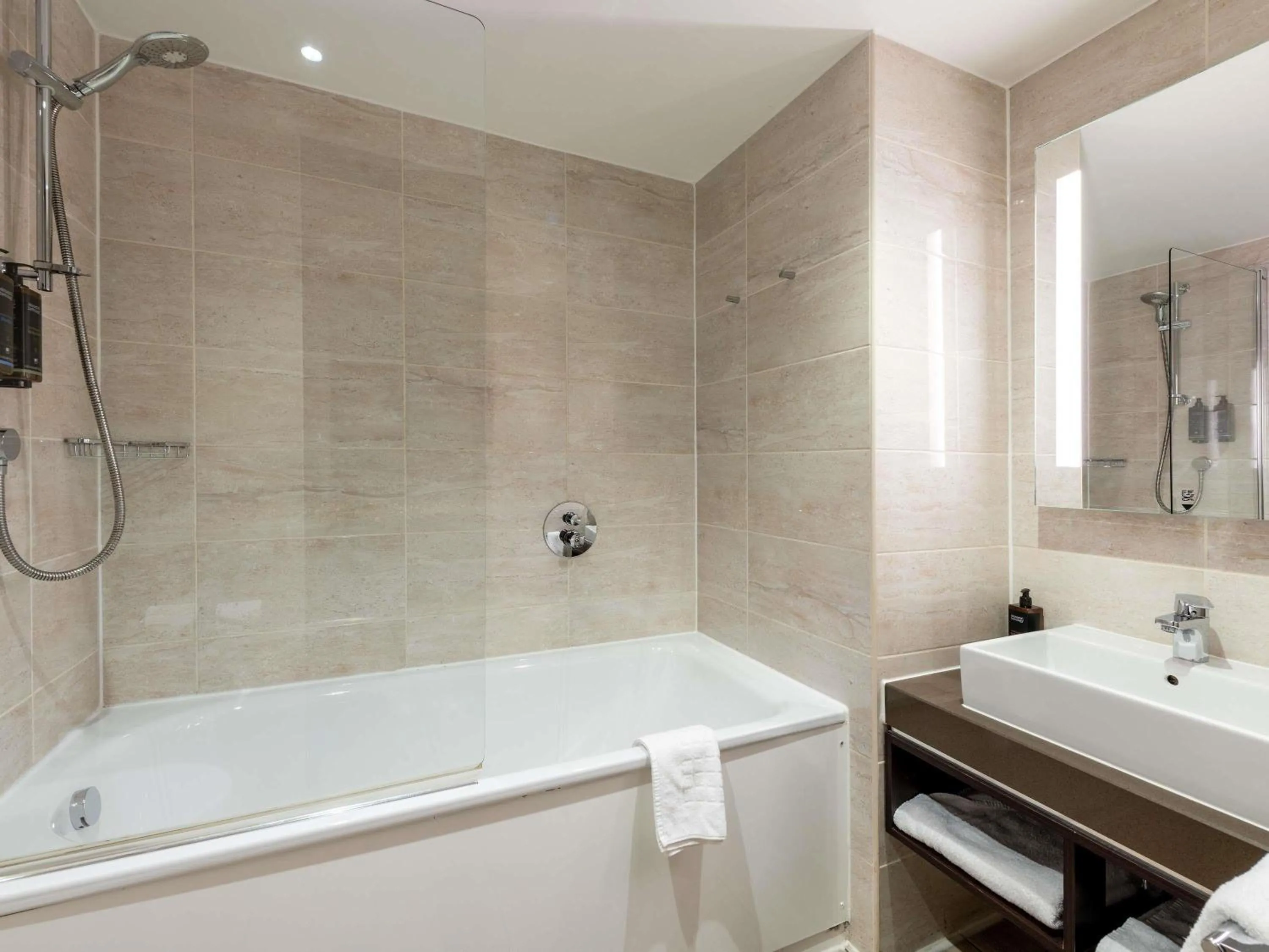 Bedroom in Mercure Edinburgh Haymarket