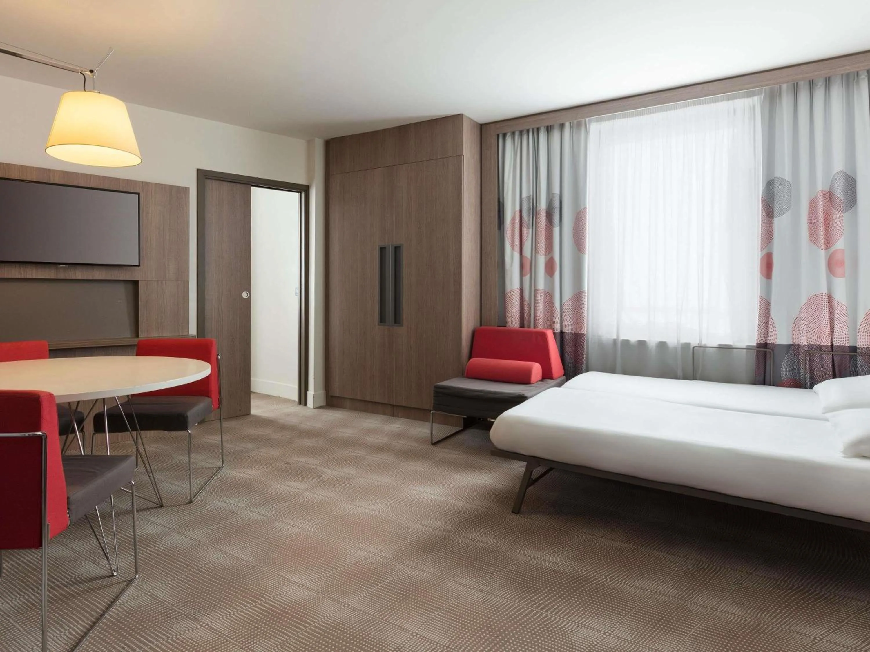 Bedroom, Bed in Novotel Paris Saint Denis Stade Basilique