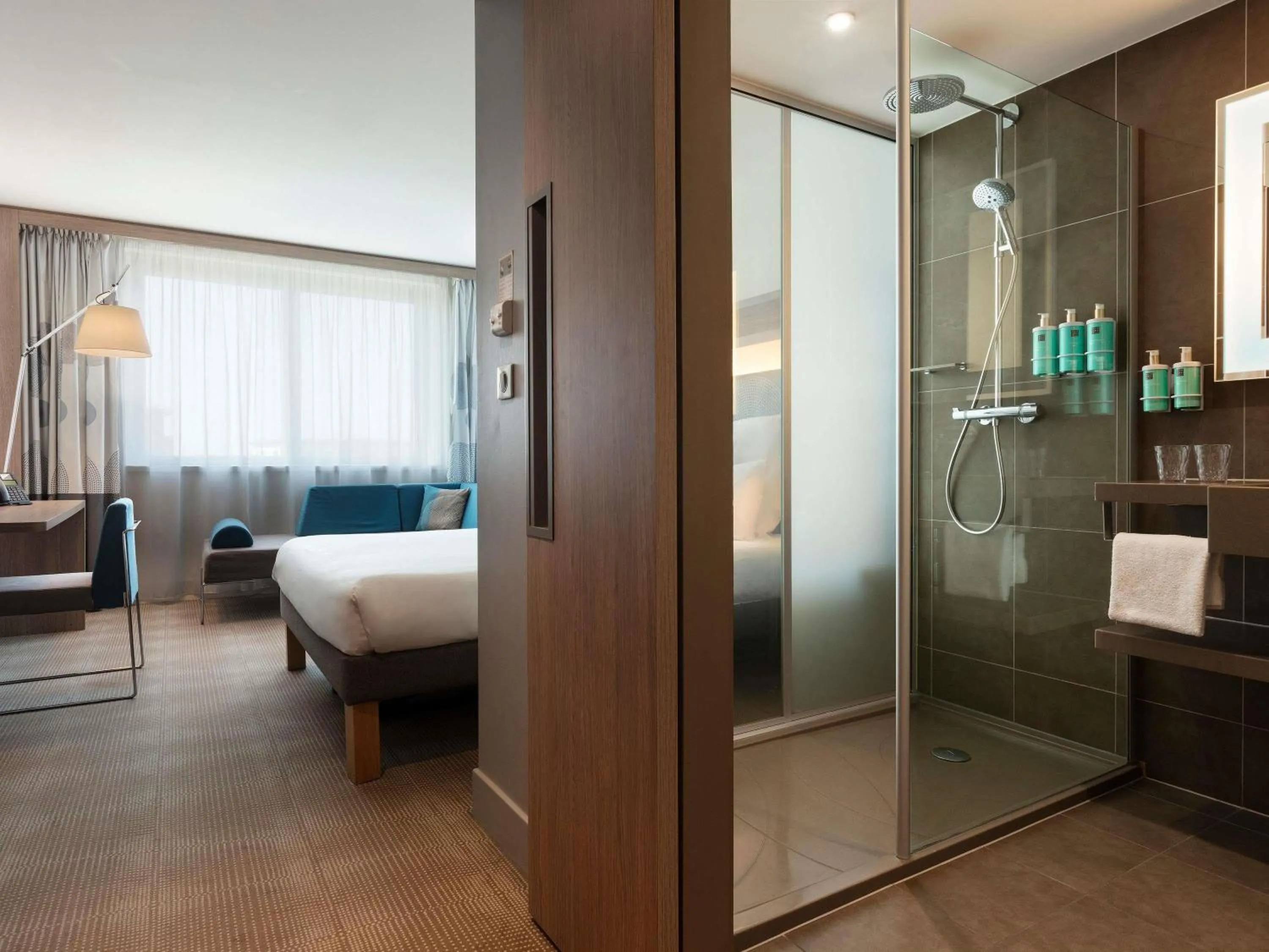 Bedroom, Bed in Novotel Paris Saint Denis Stade Basilique