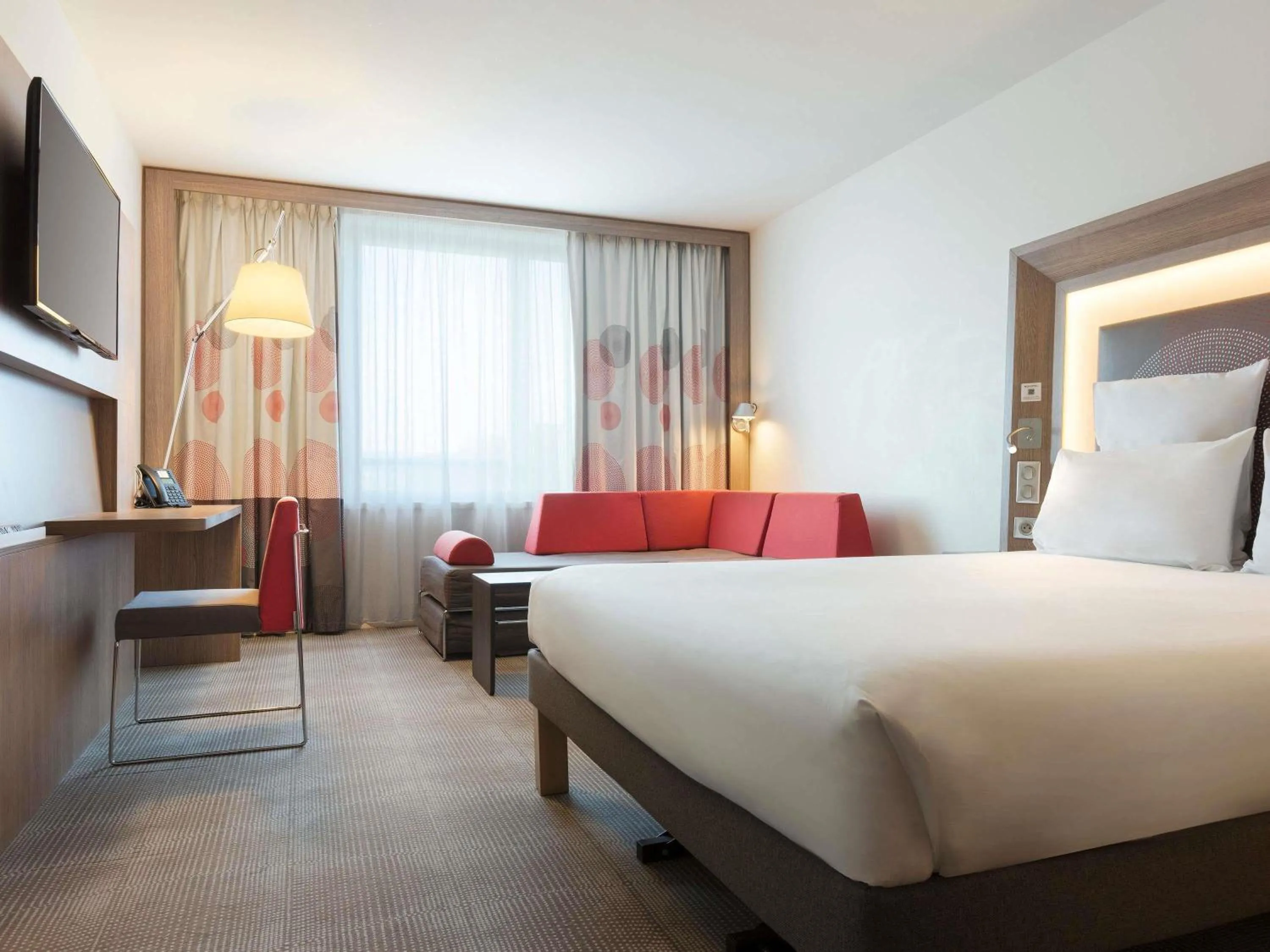 Bedroom, Bed in Novotel Paris Saint Denis Stade Basilique