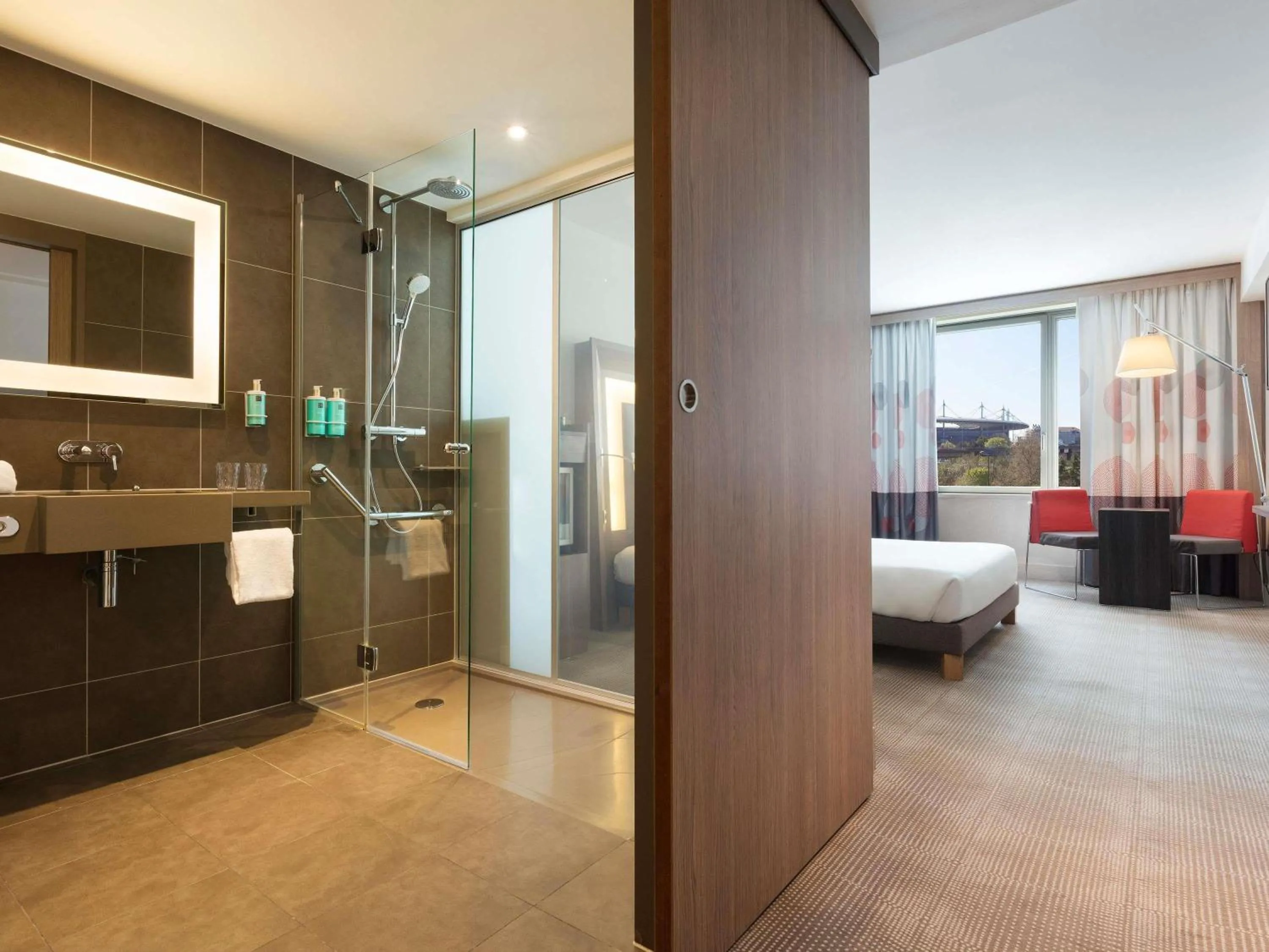 Bedroom, Bed in Novotel Paris Saint Denis Stade Basilique