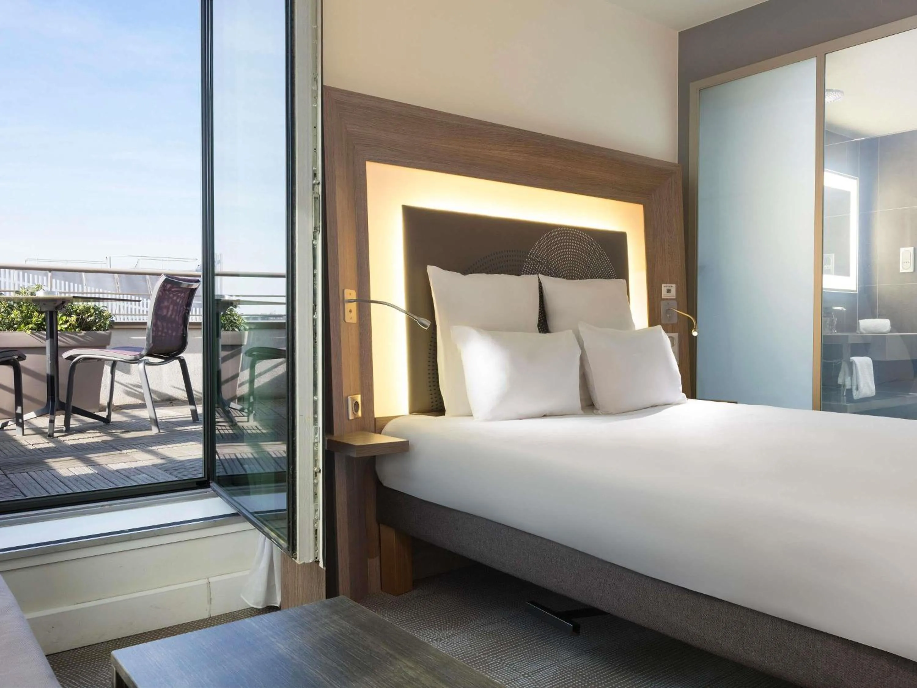 Bedroom, Bed in Novotel Paris Saint Denis Stade Basilique