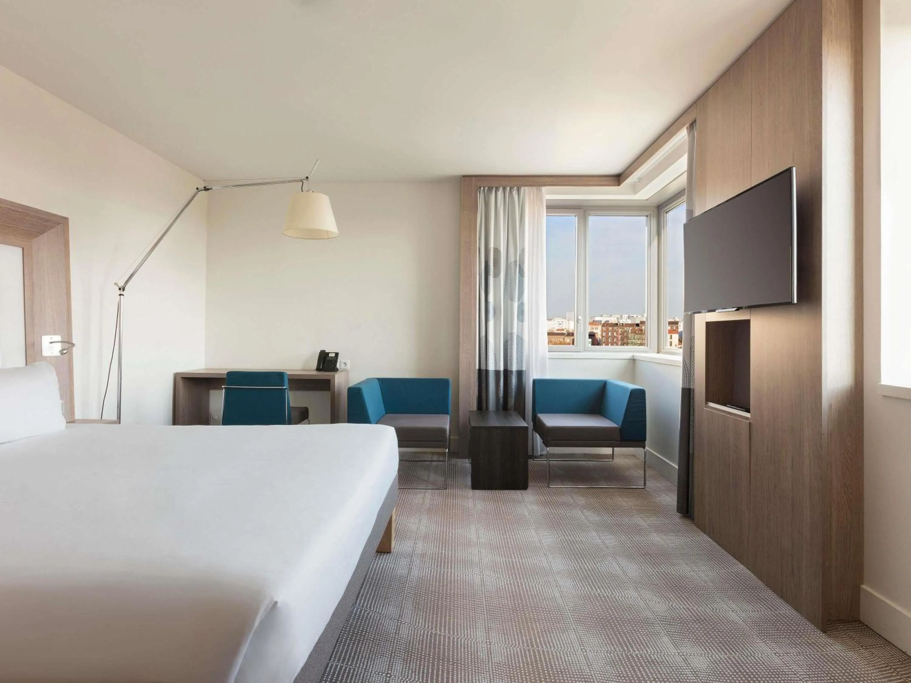 Bedroom, Bed in Novotel Paris Saint Denis Stade Basilique