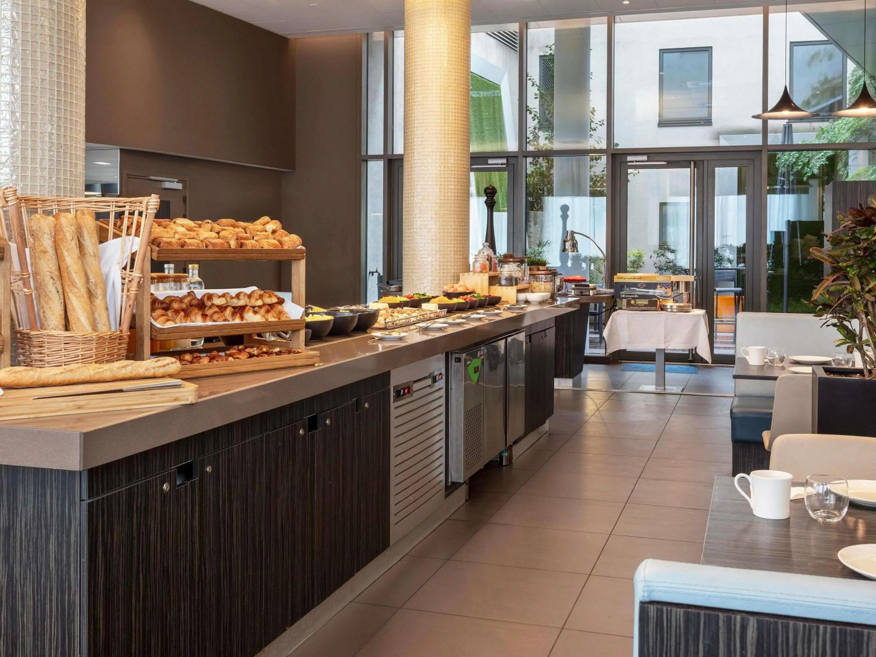 Restaurant/places to eat in Novotel Paris Saint Denis Stade Basilique