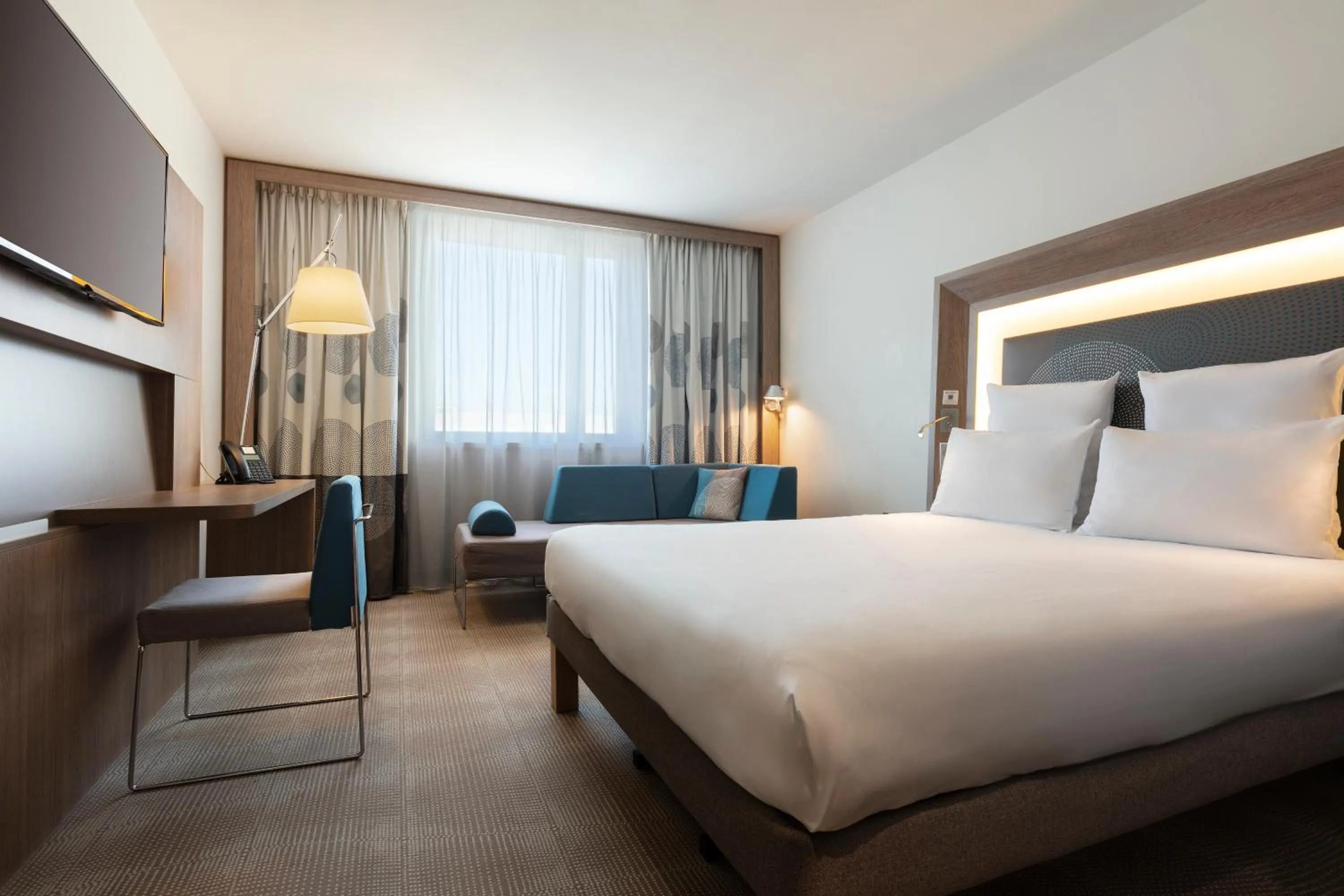 Bed in Novotel Paris Saint Denis Stade Basilique