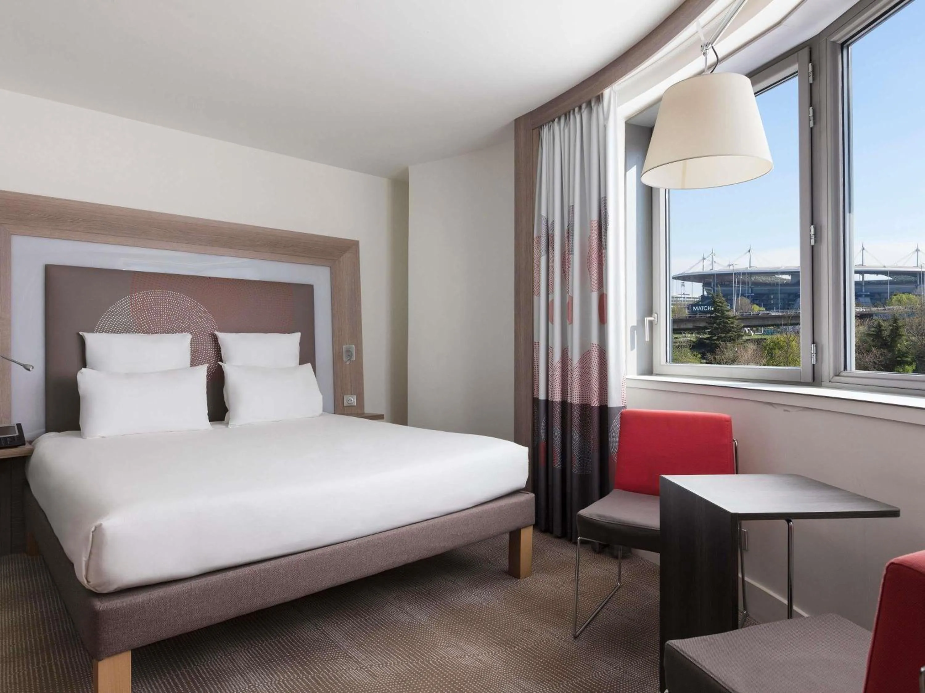 Bedroom, Bed in Novotel Paris Saint Denis Stade Basilique