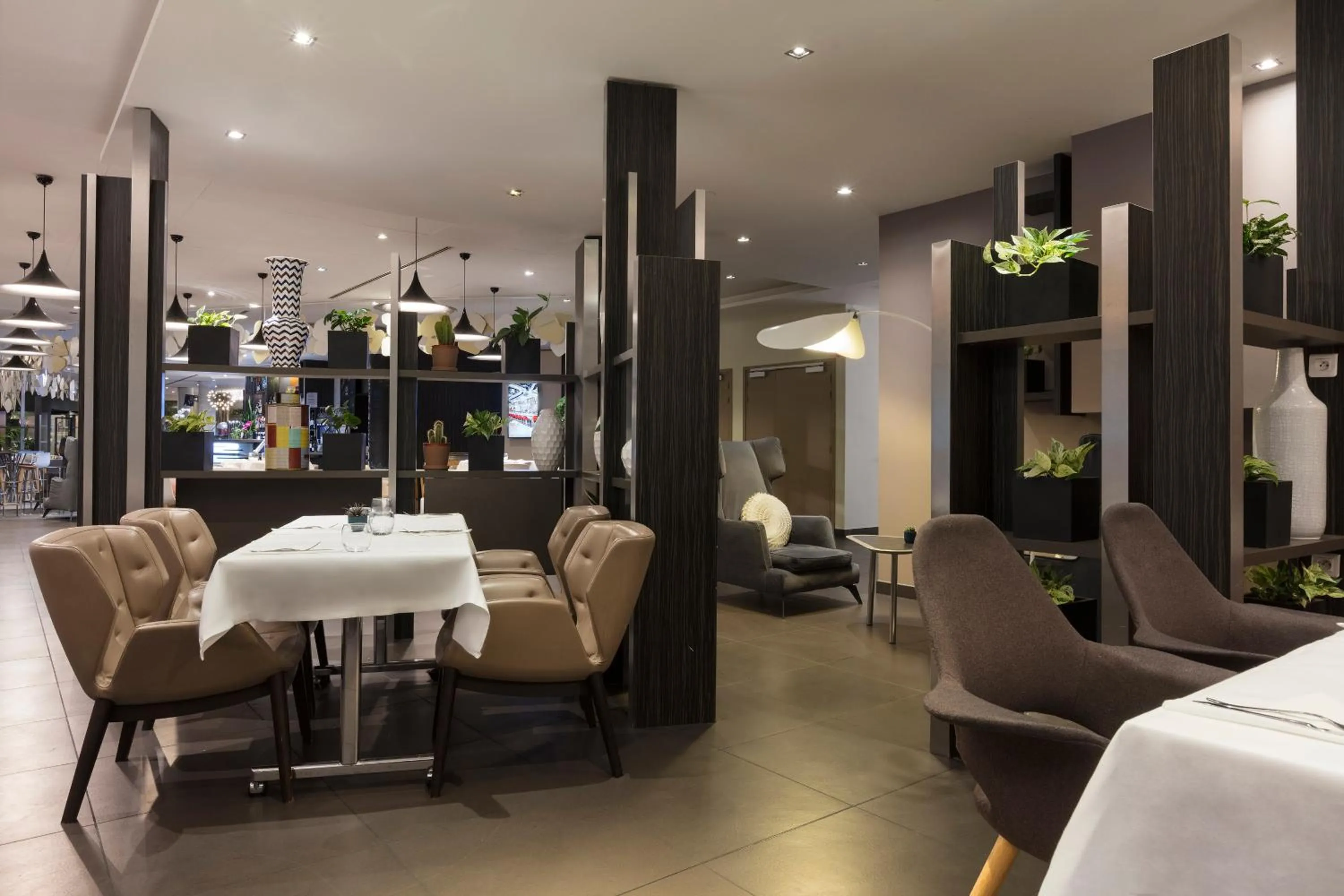 Restaurant/places to eat in Novotel Paris Saint Denis Stade Basilique