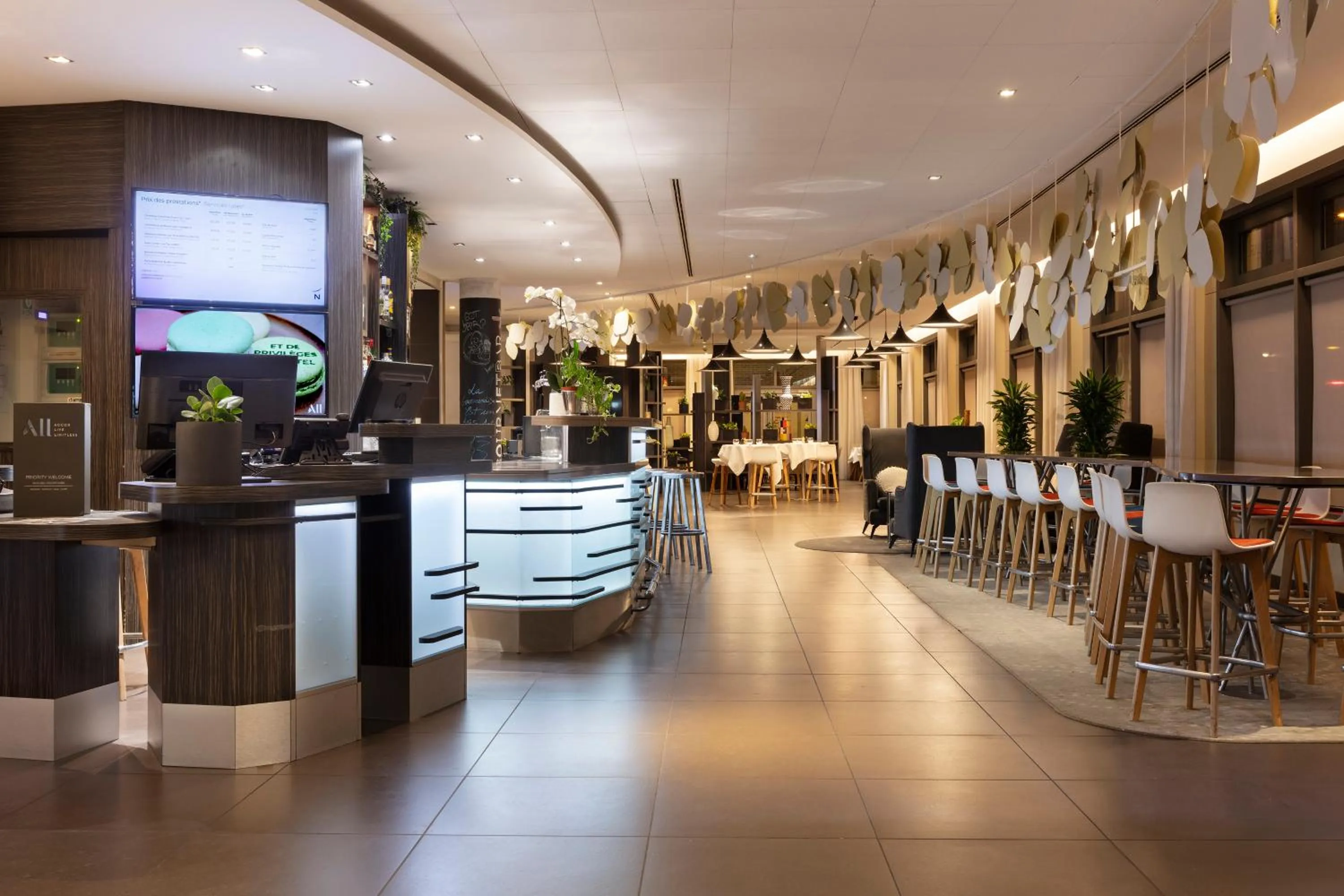Restaurant/places to eat in Novotel Paris Saint Denis Stade Basilique