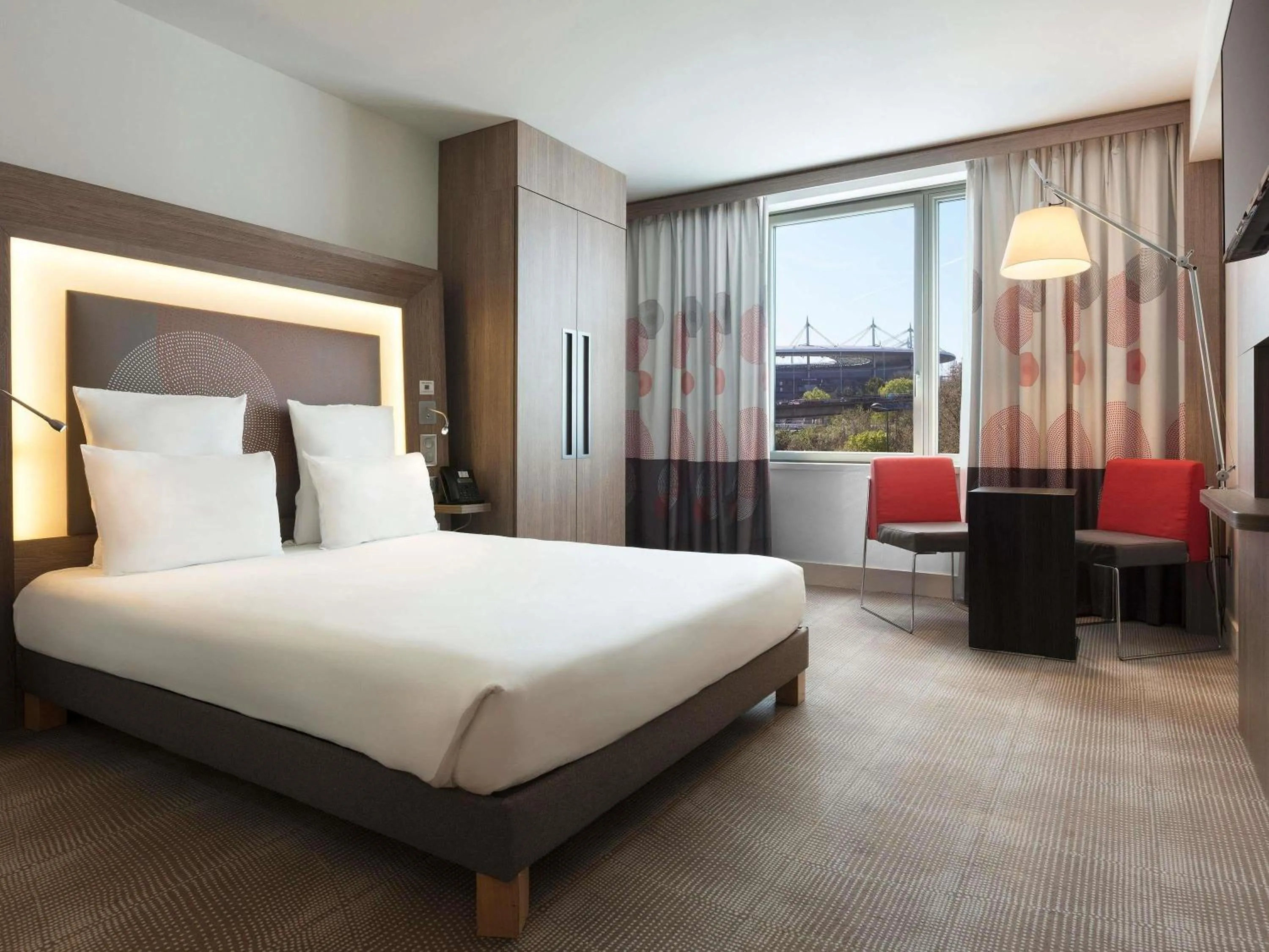 Bedroom, Bed in Novotel Paris Saint Denis Stade Basilique