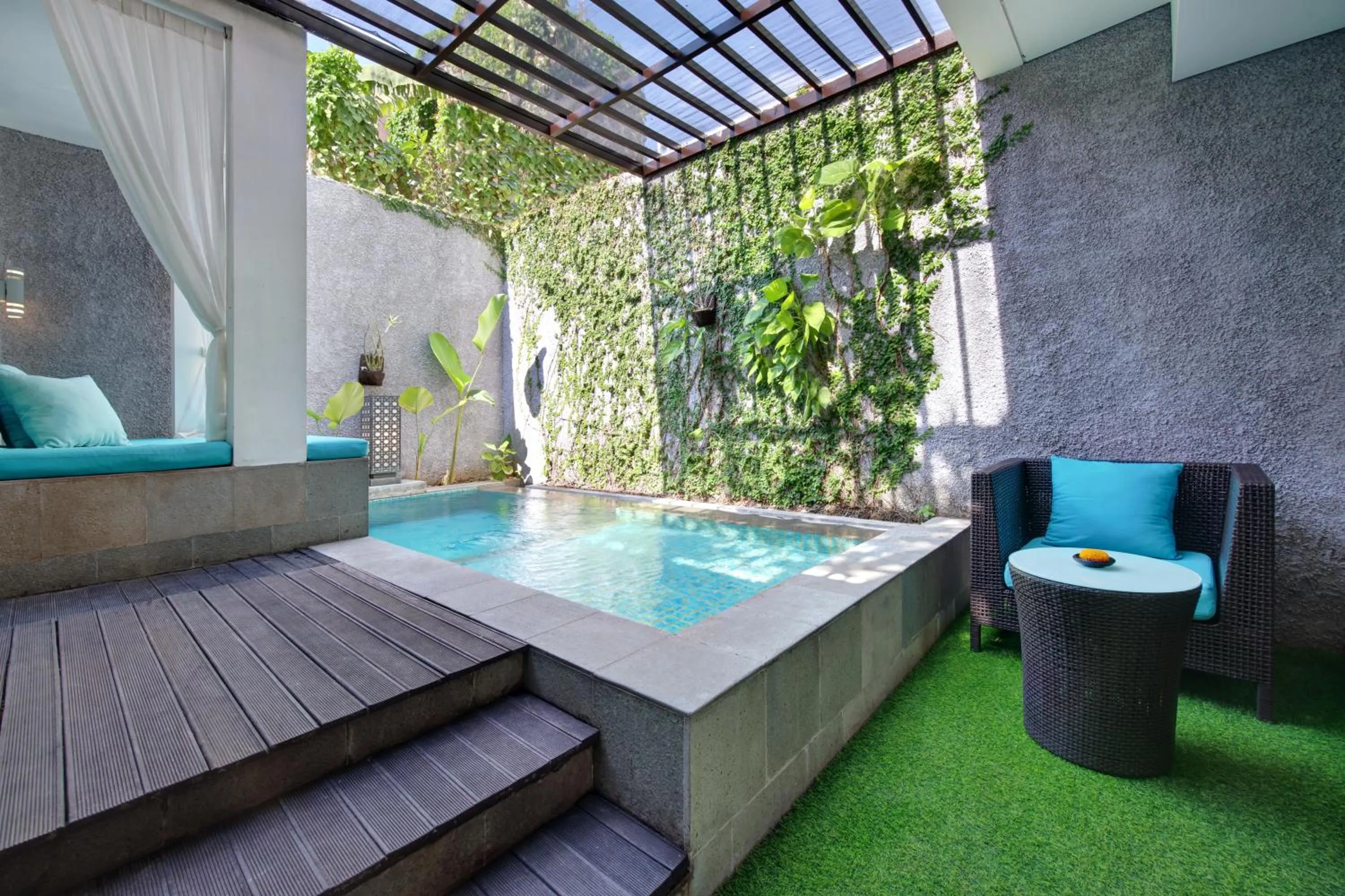 Swimming pool in Mercure Bali Legian