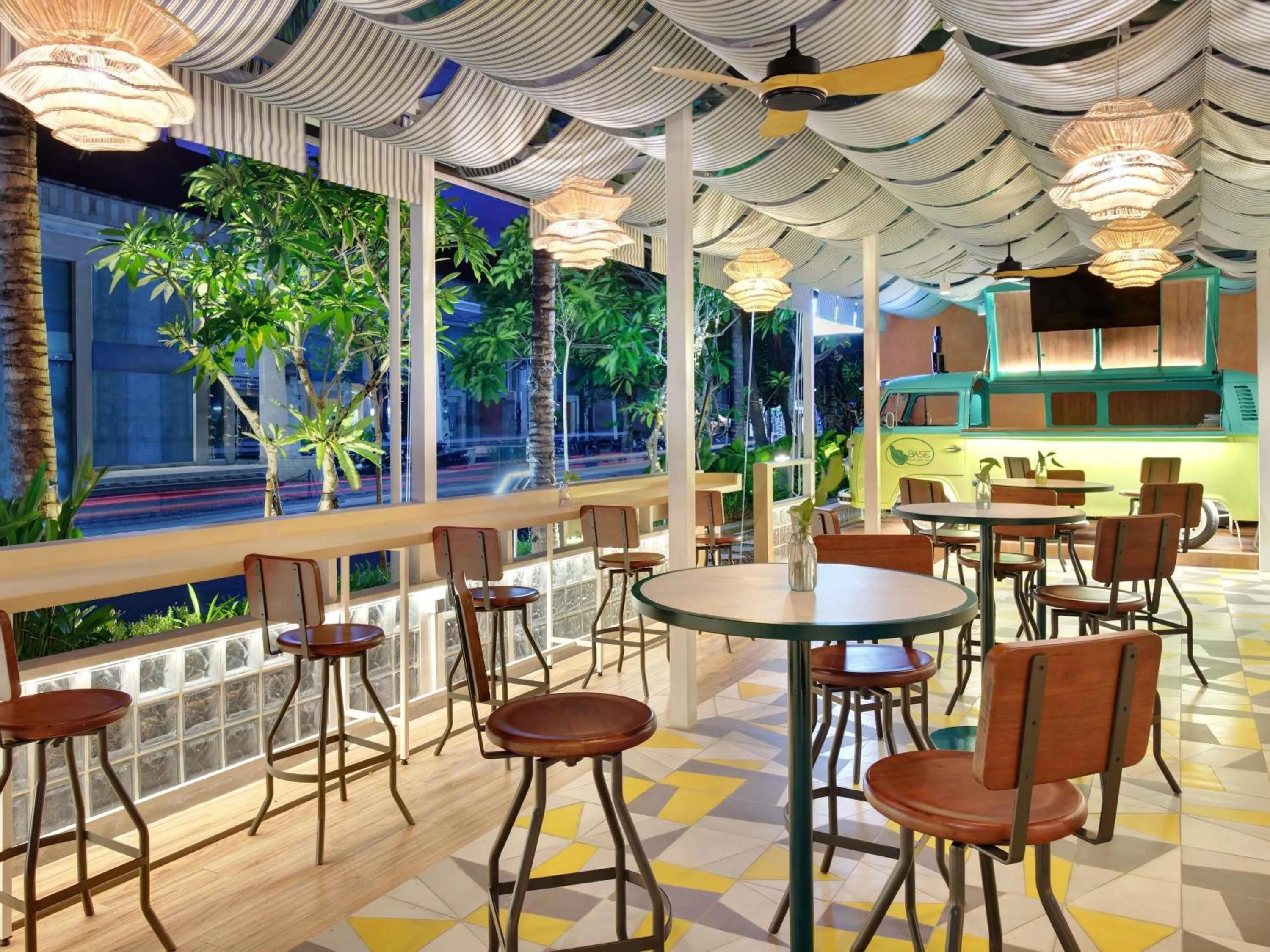 Lounge or bar in Mercure Bali Legian