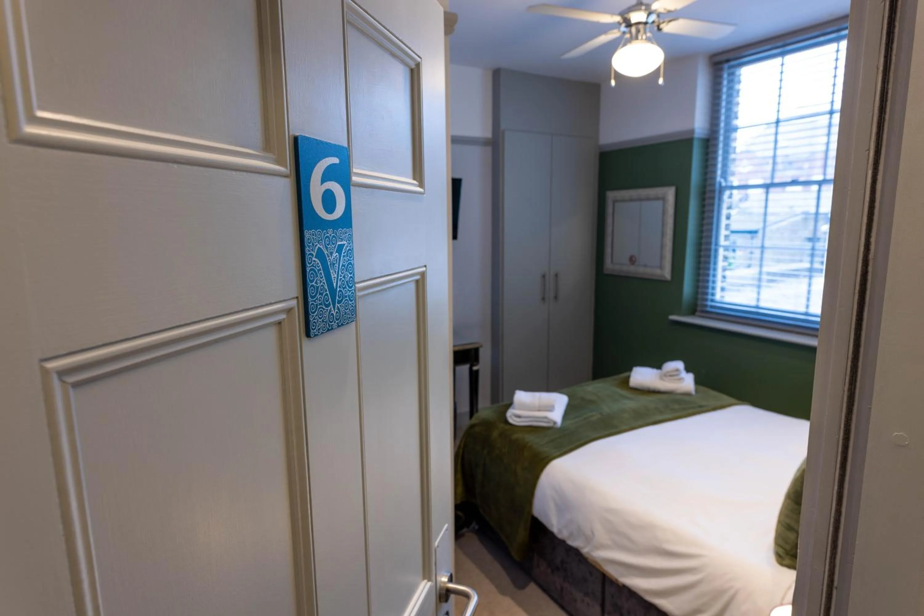 Bedroom, Bed in Crescent Victoria Hotel