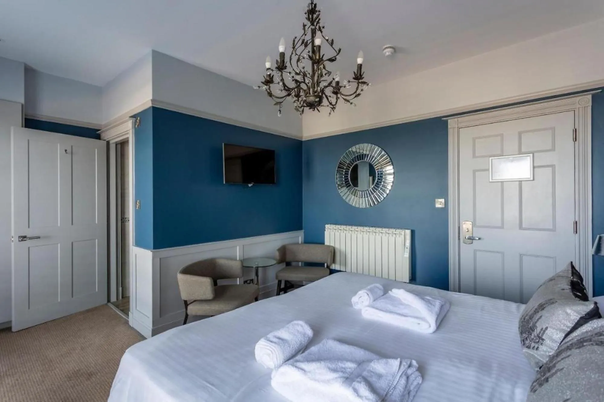 Bedroom, Bed in Crescent Victoria Hotel