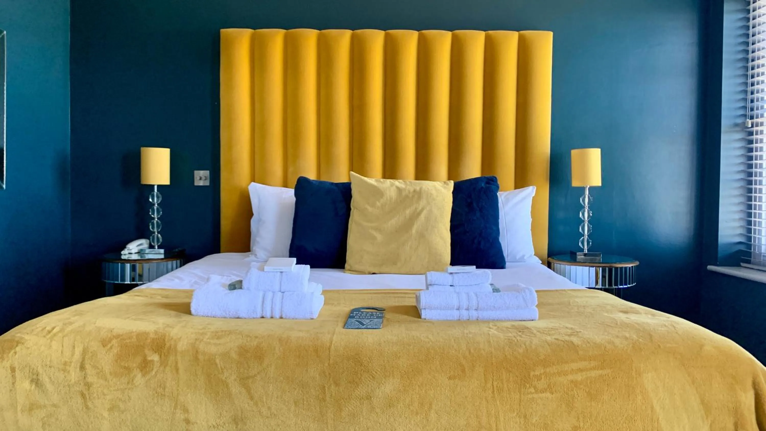 Bedroom, Bed in Crescent Victoria Hotel