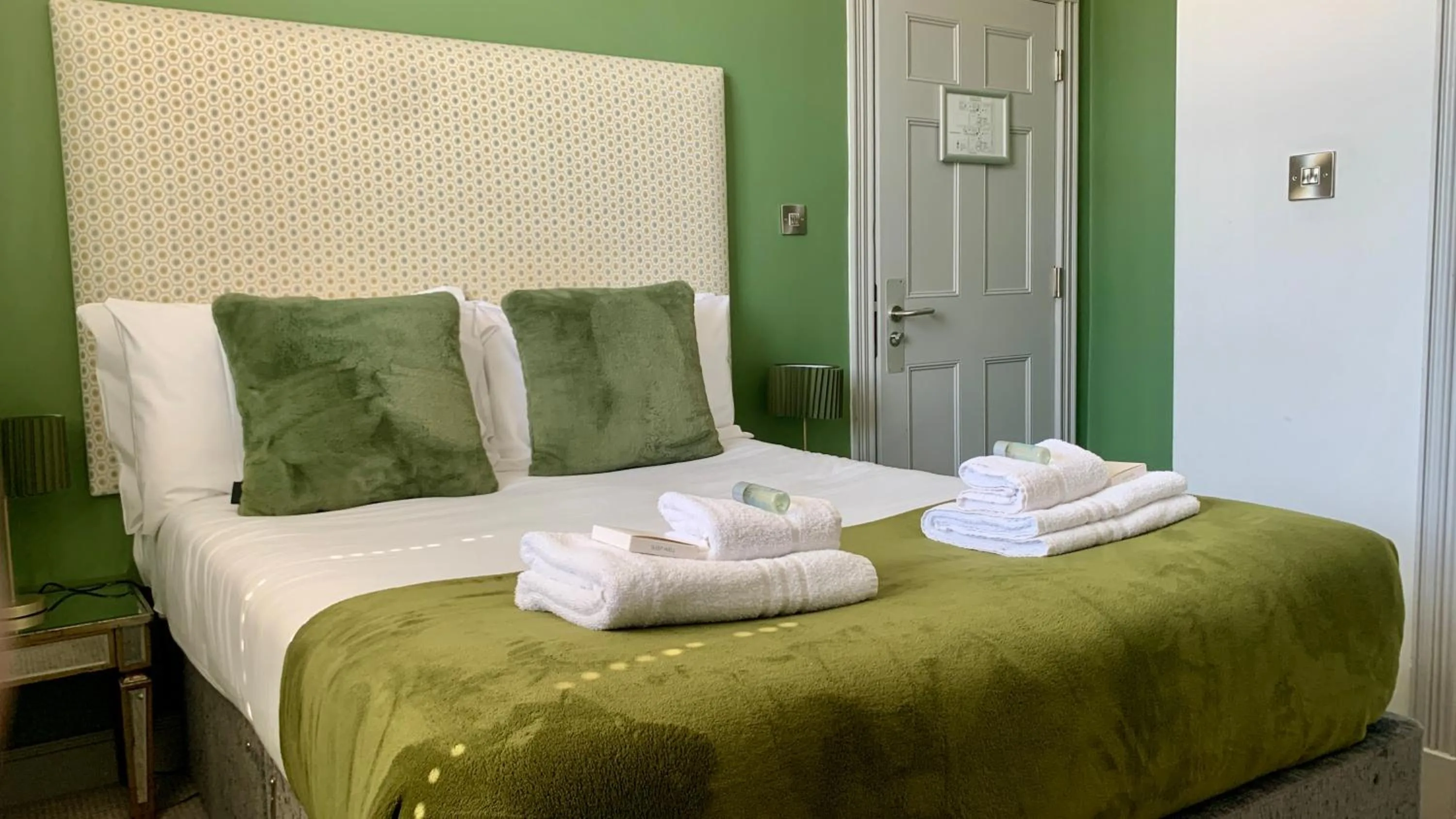 Bedroom, Bed in Crescent Victoria Hotel