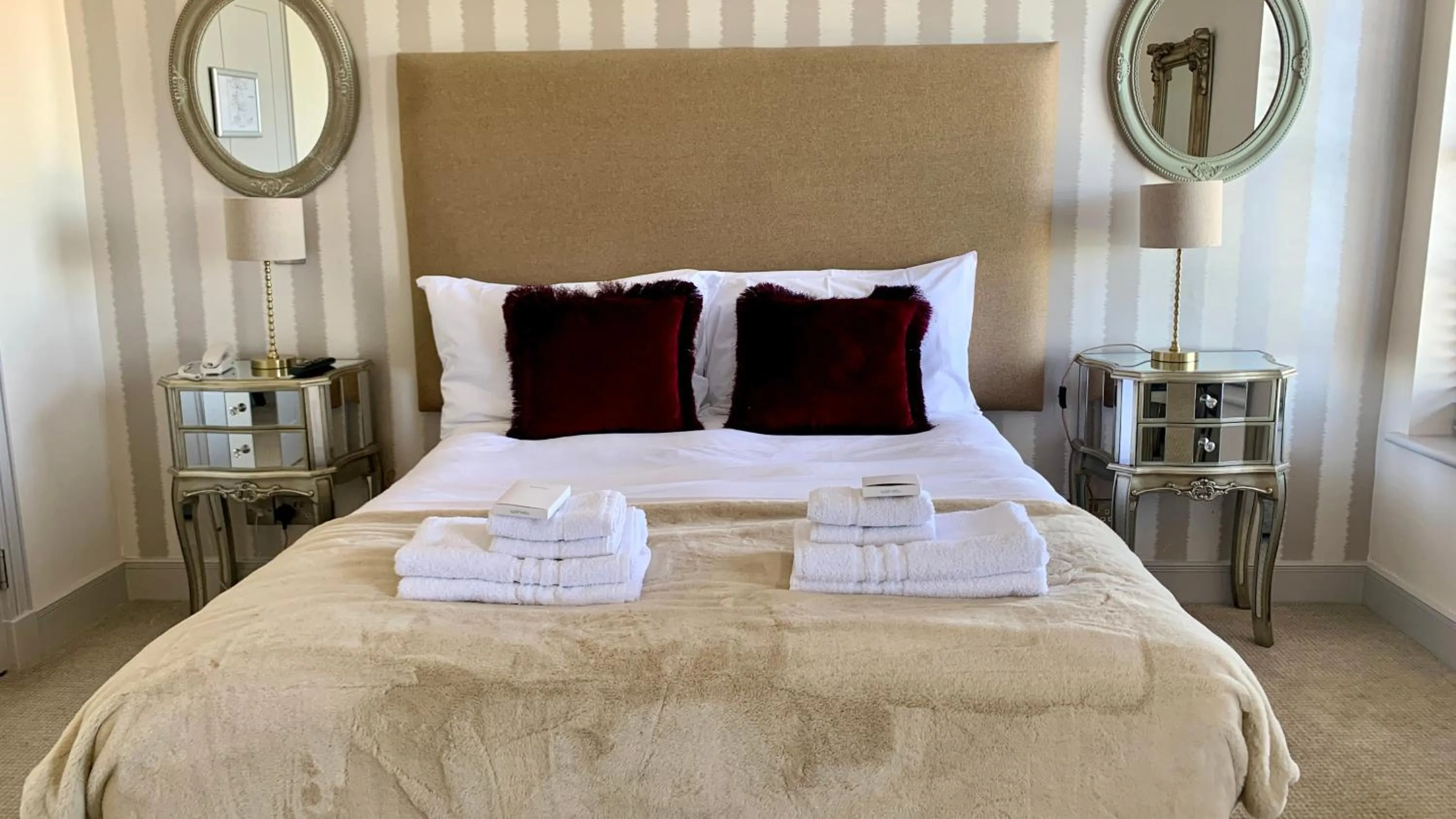 Bedroom, Bed in Crescent Victoria Hotel