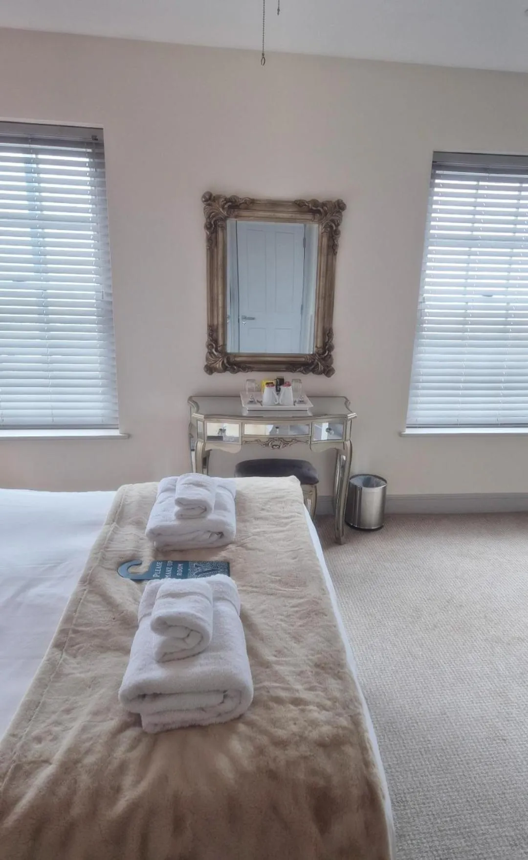 Bedroom, Bed in Crescent Victoria Hotel