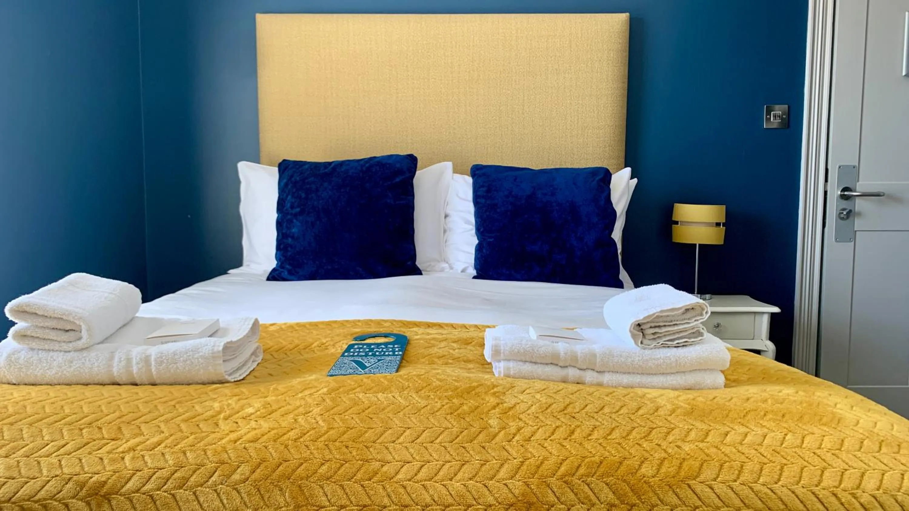 Bedroom, Bed in Crescent Victoria Hotel