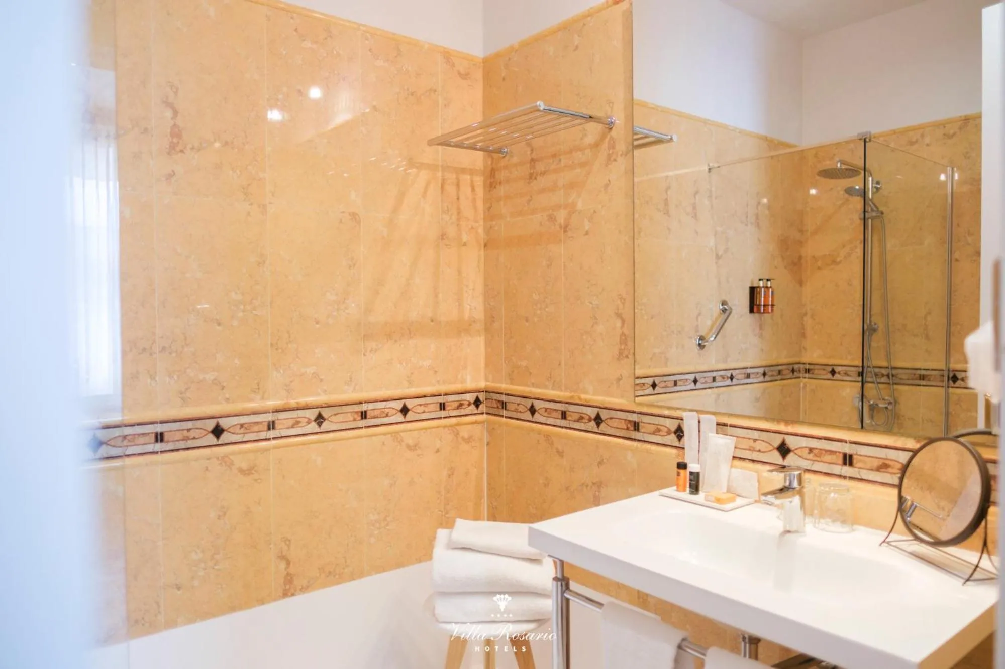 Shower in Hotel Villa Rosario, Palacete