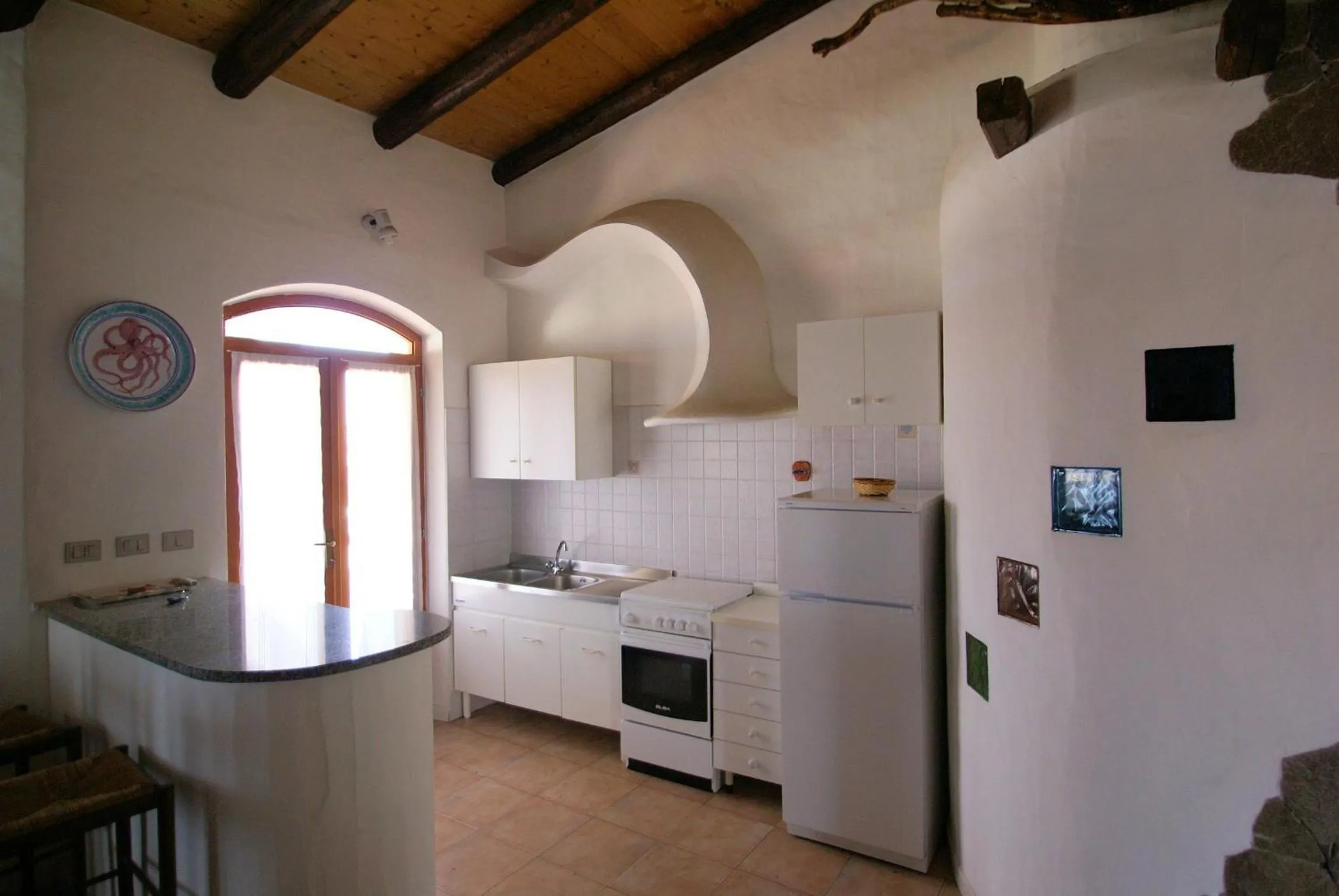 Kitchen or kitchenette in Sa Fiorida case vacanze