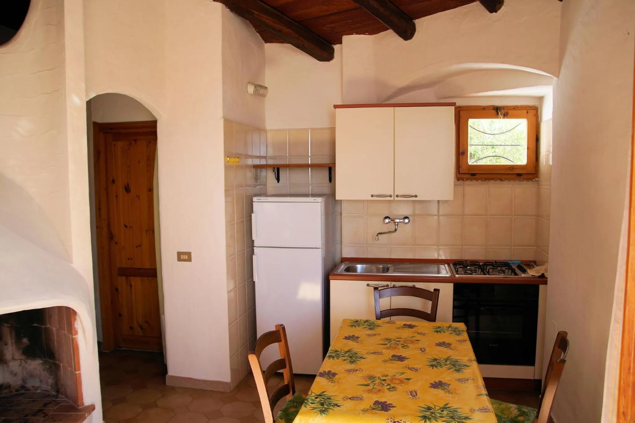 Kitchen or kitchenette in Sa Fiorida case vacanze